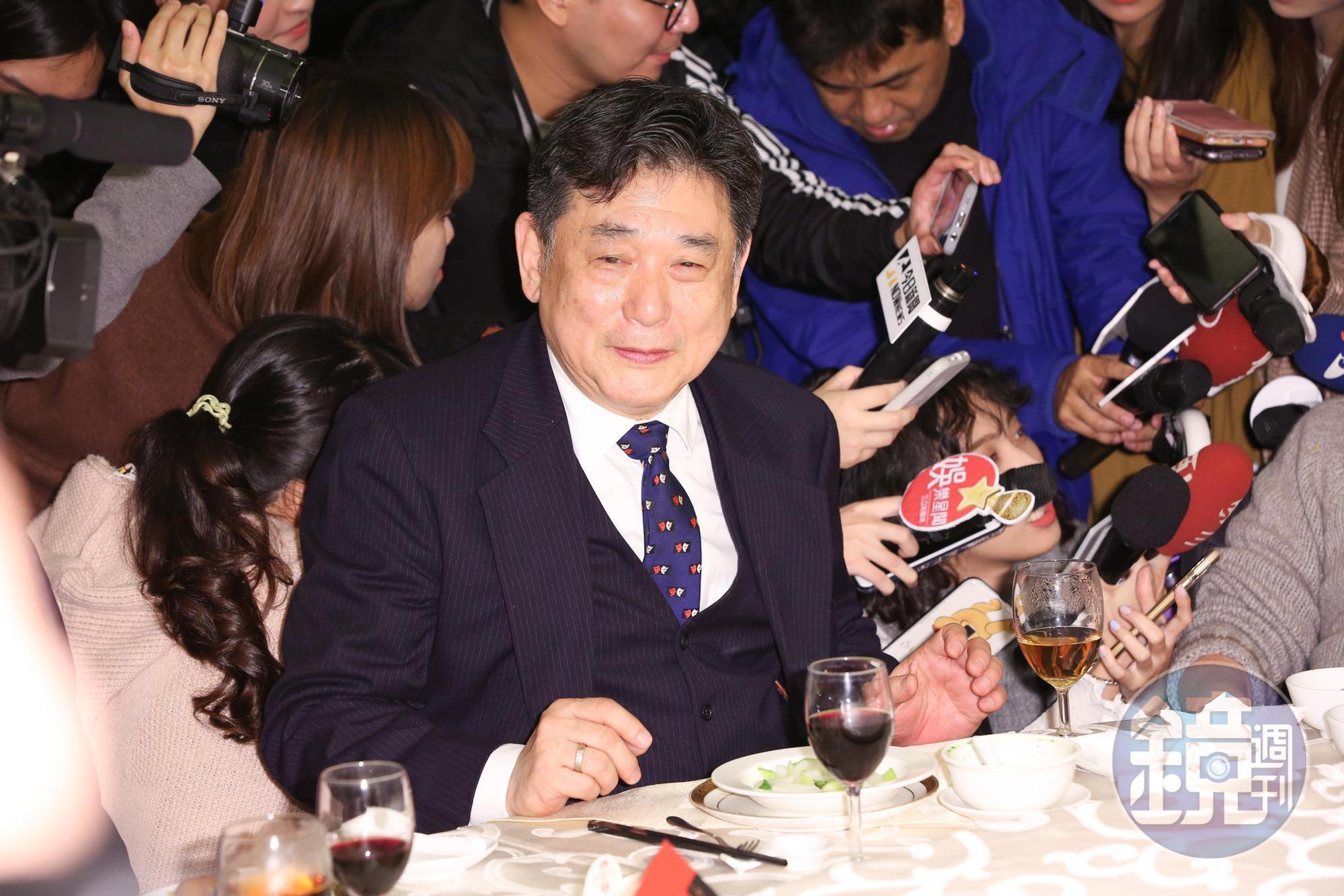 康凱關心陳松勇反遭吐槽,一臉尷尬苦笑。
