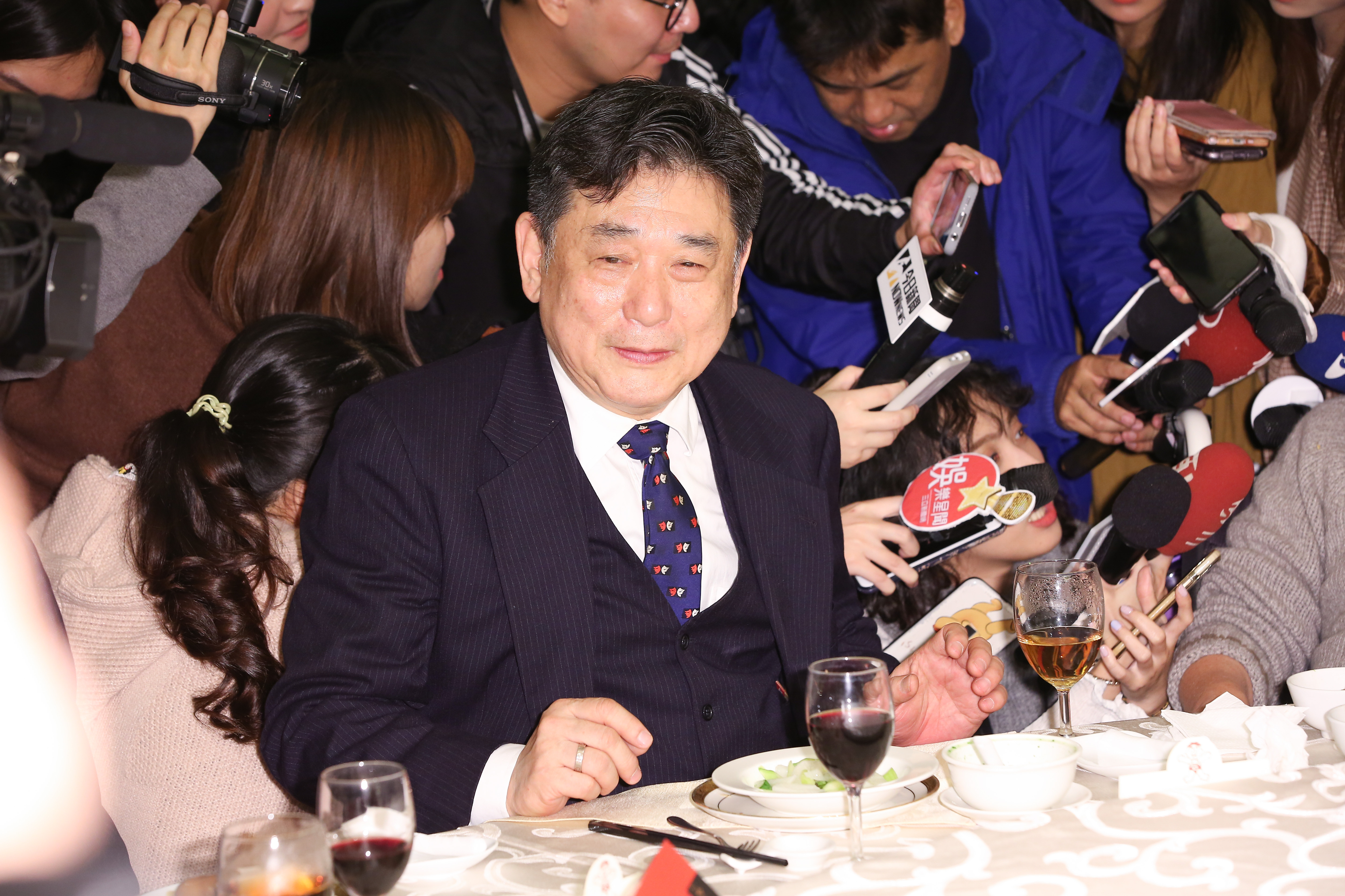 康凱關心陳松勇反遭吐槽，一臉尷尬苦笑。