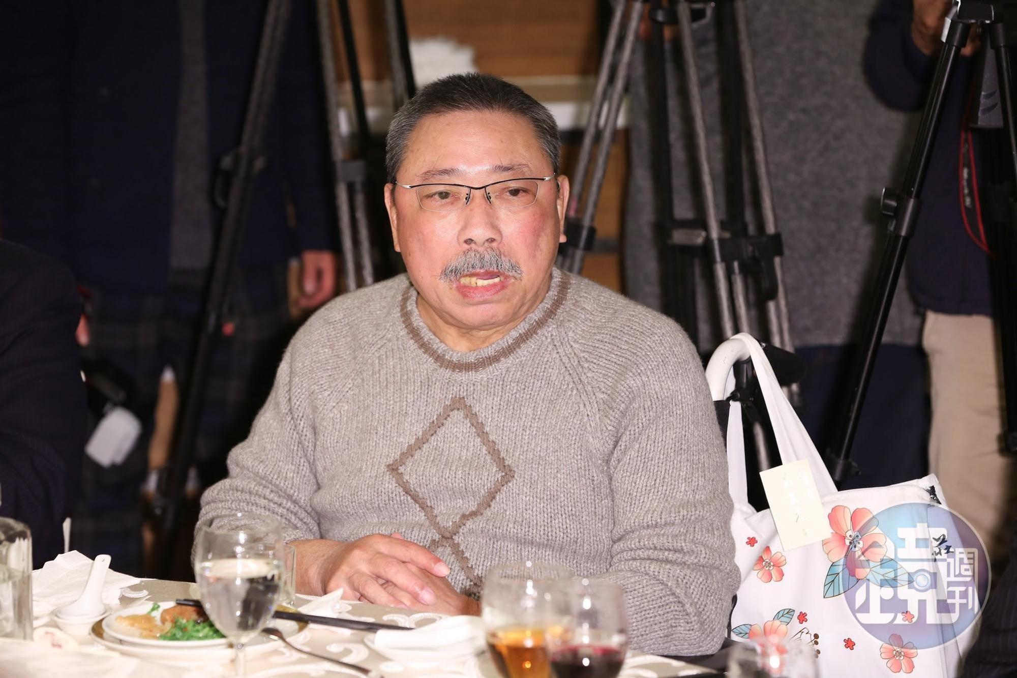陳松勇一如往常自備高粱參加關懷演藝人員春節聯歡餐會。