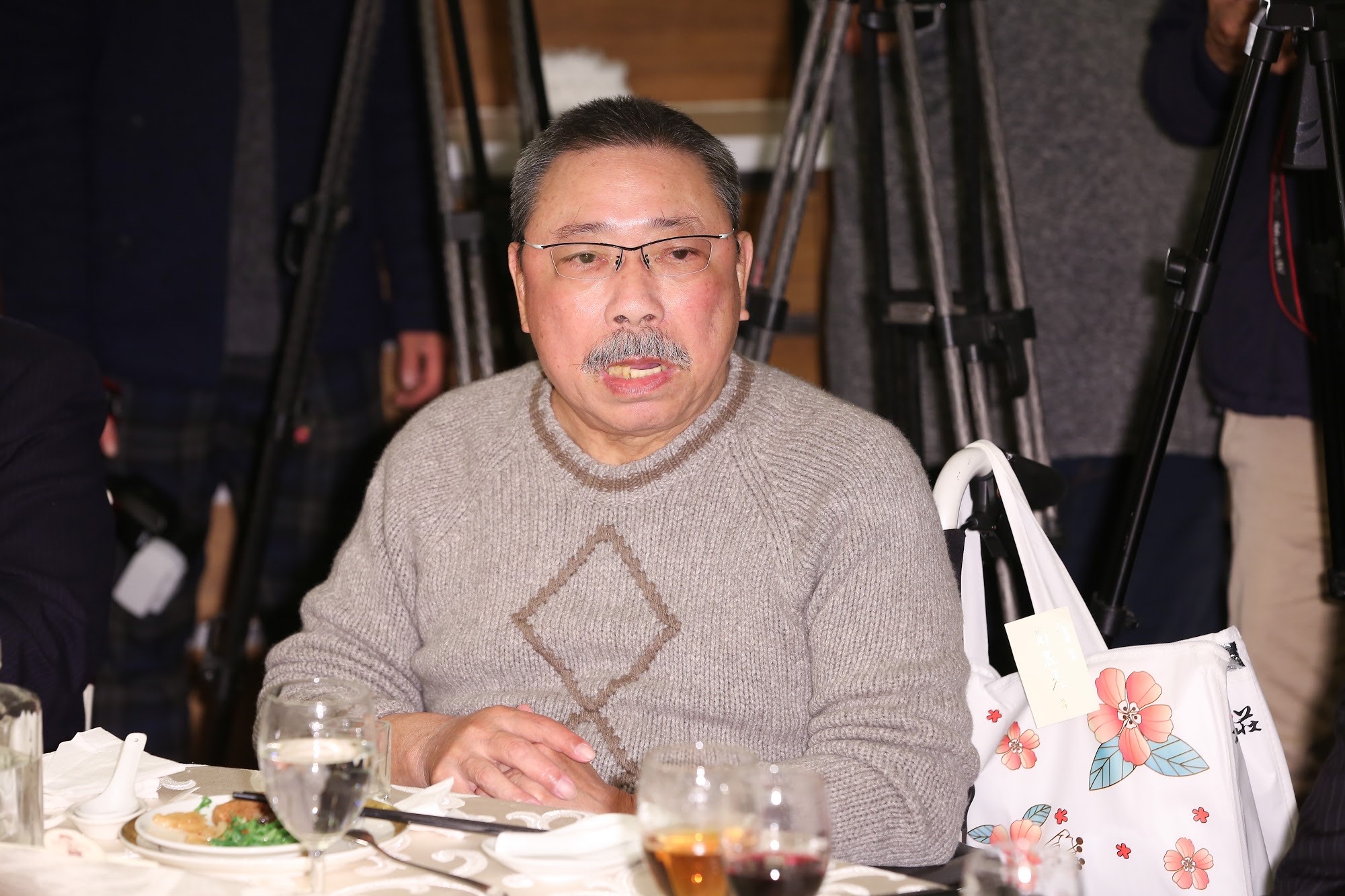 陳松勇一如往常自備高粱參加關懷演藝人員春節聯歡餐會。