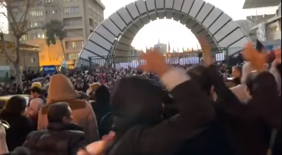 憤怒的伊朗民眾聚集街頭，抗議政府誤擊民航機，還想轉多焦點。（翻攝自臉書Iran In Photos）