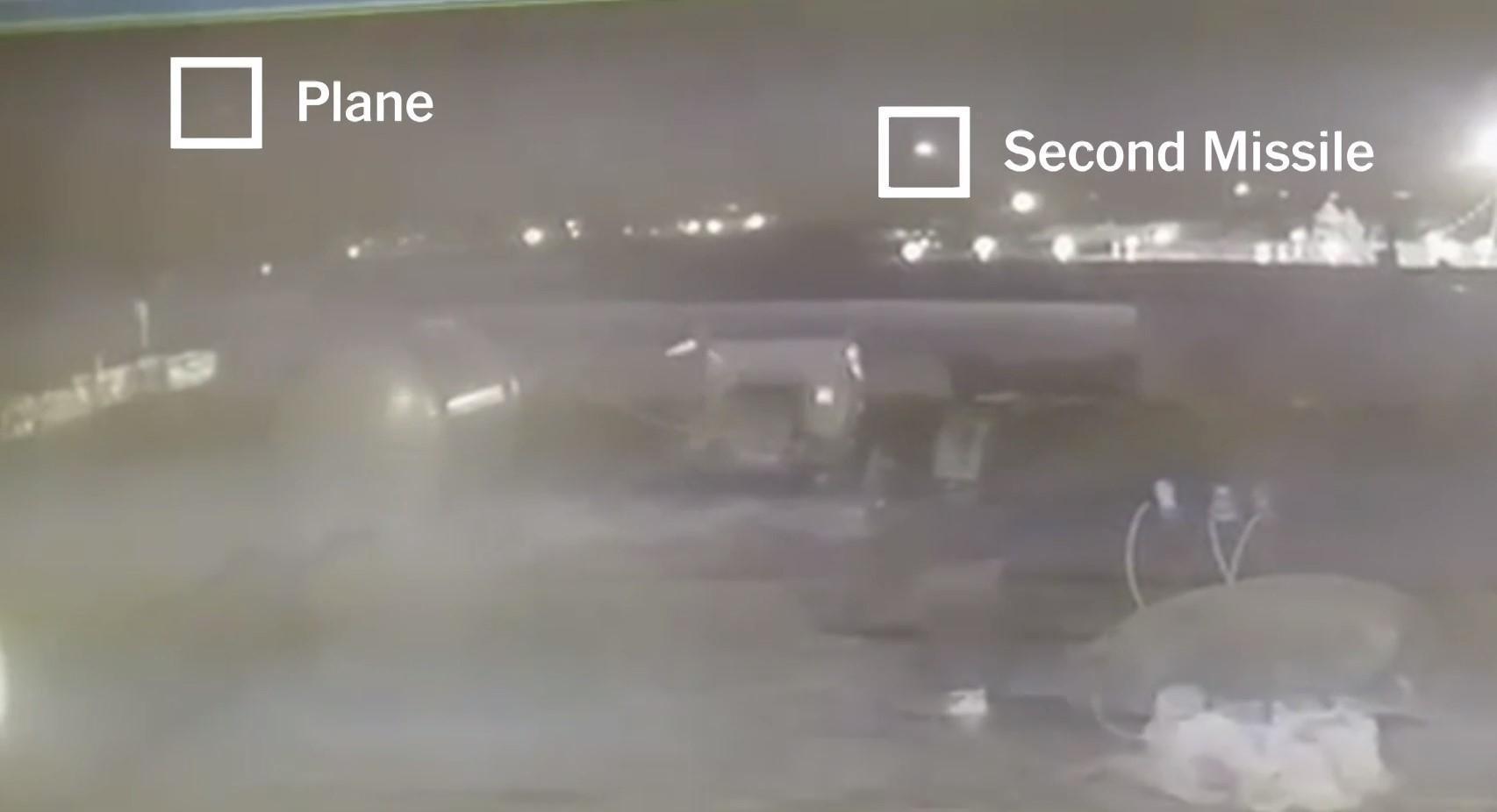 客機遭到2枚飛彈前後擊中,駕駛曾試圖將飛機導向飛回機場,但最終仍因機組受損嚴重,最終在機場附近墜毀。(翻攝自紐約時報)