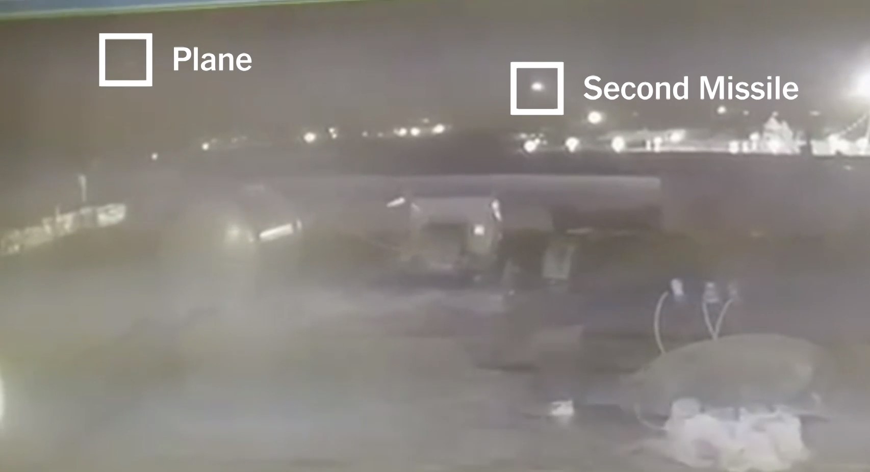 客機遭到2枚飛彈前後擊中，駕駛曾試圖將飛機導向飛回機場，但最終仍因機組受損嚴重，最終在機場附近墜毀。（翻攝自紐約時報）