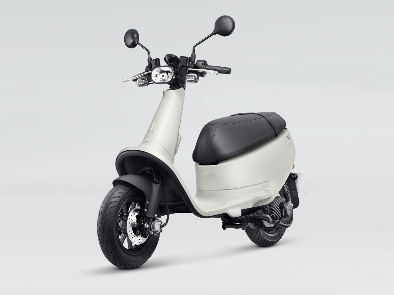 Gogoro 在 2020年初始推出全新 Gogoro VIVA Lite 優格白,極簡的純白就像雕刻藝術,更能凸顯車身線條。