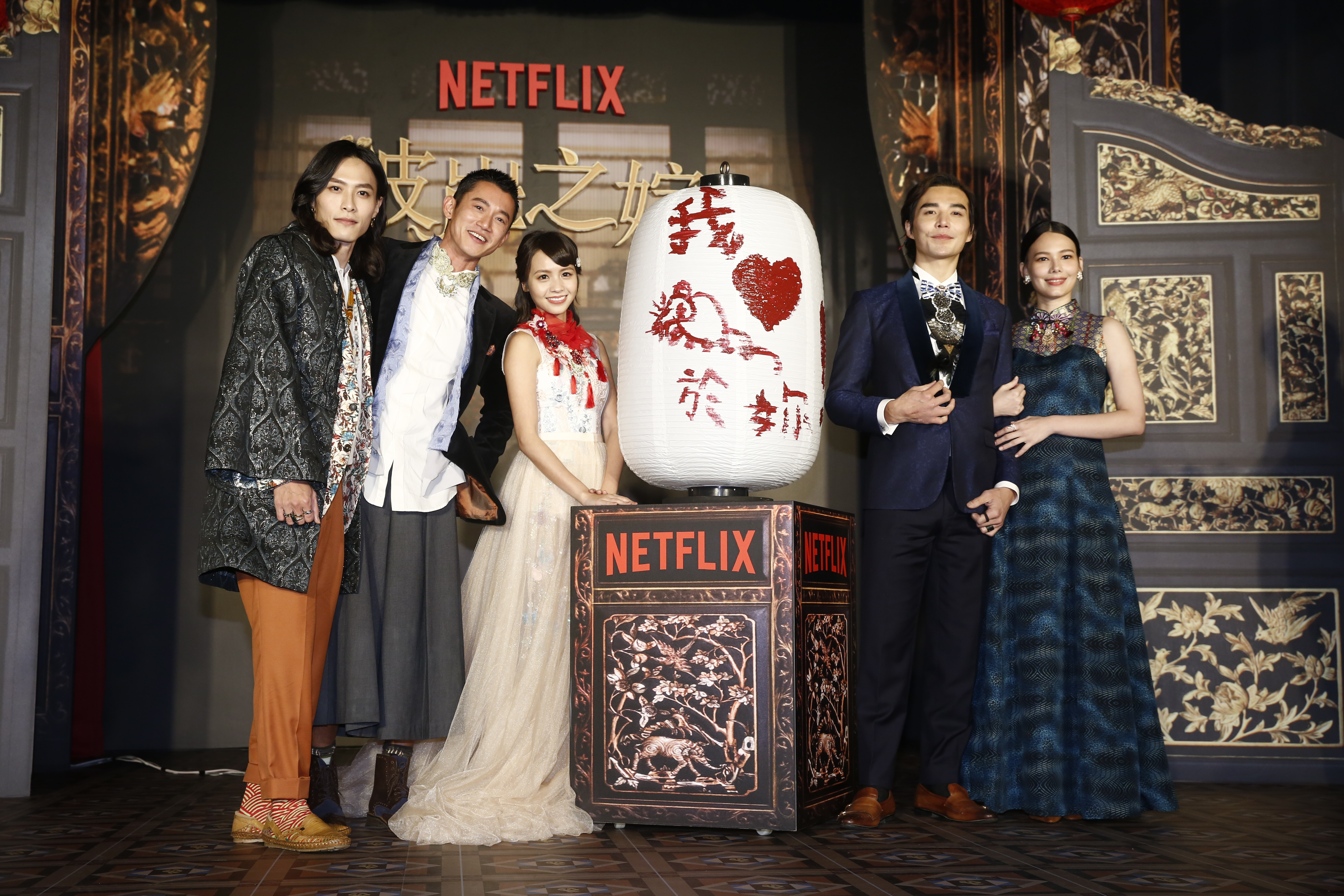 田士廣（左起）、吳慷仁、黃姵嘉、林路迪、紀培慧，一起完成「我心屬於你」的燈籠提字。