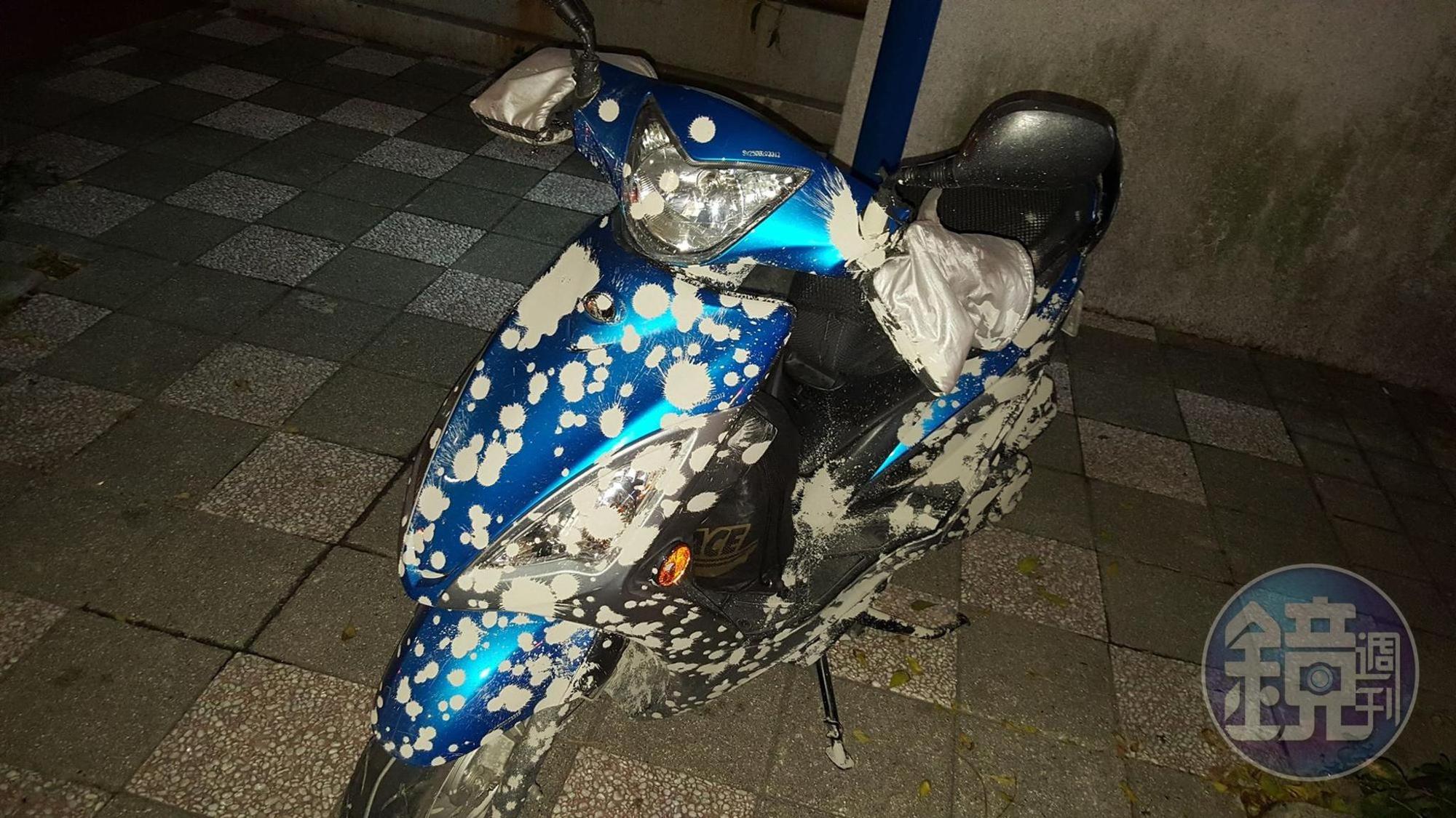 吳姓婦女全身與機車都遭到水泥潑灑。（當事人提供）