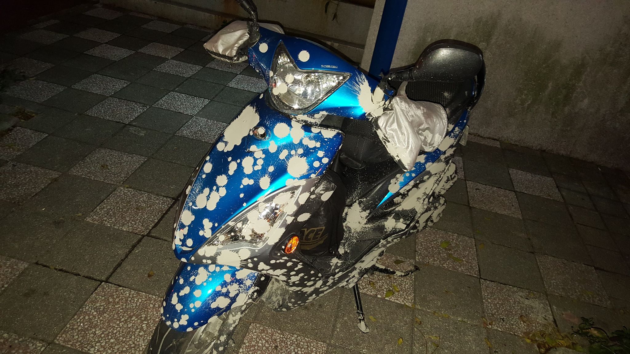 吳姓婦女全身與機車都遭到水泥潑灑。（當事人提供）