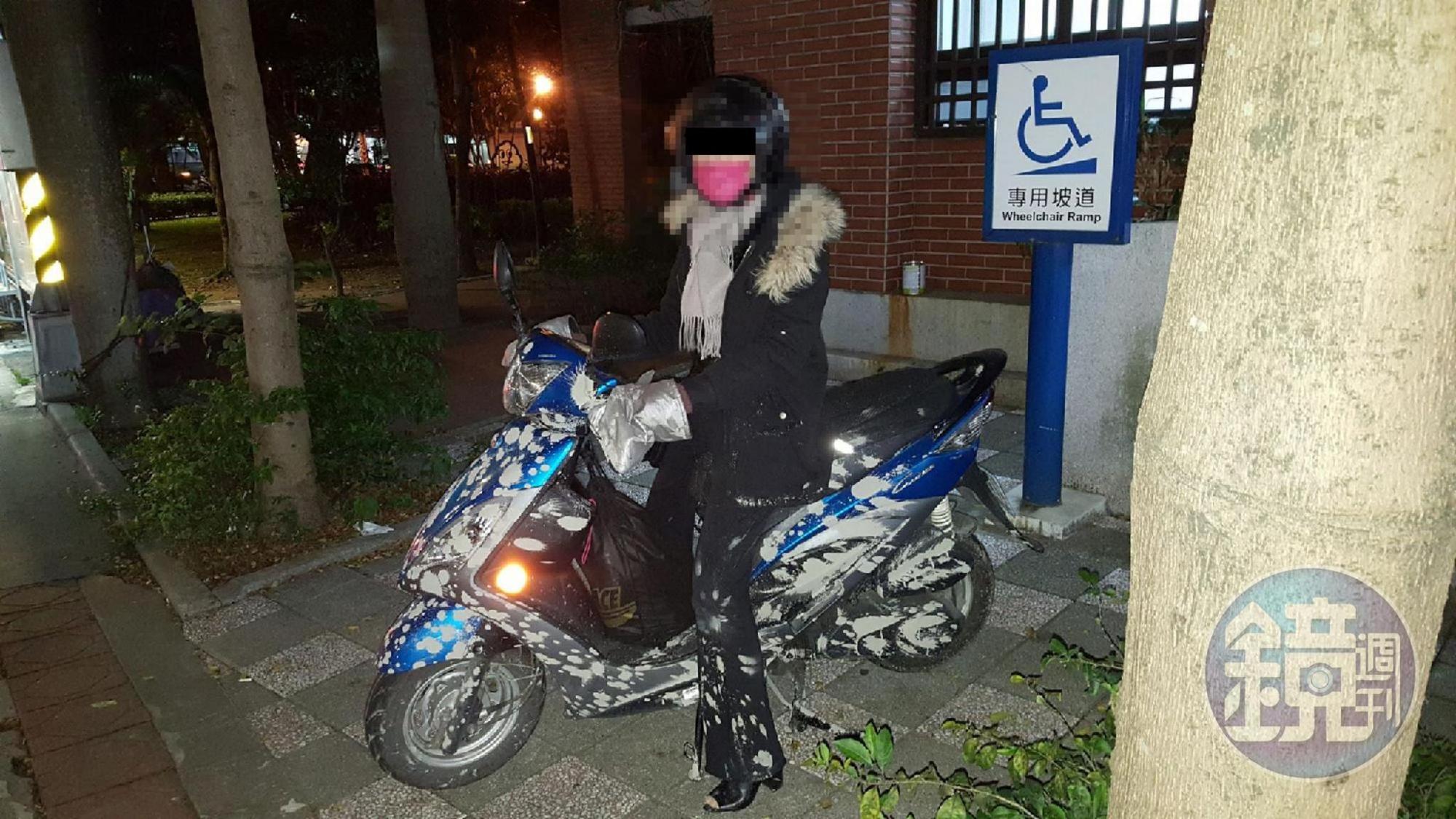 吳姓婦女表示鞋子、皮鞋、皮包及車殼都清洗不掉。（當事人提供）