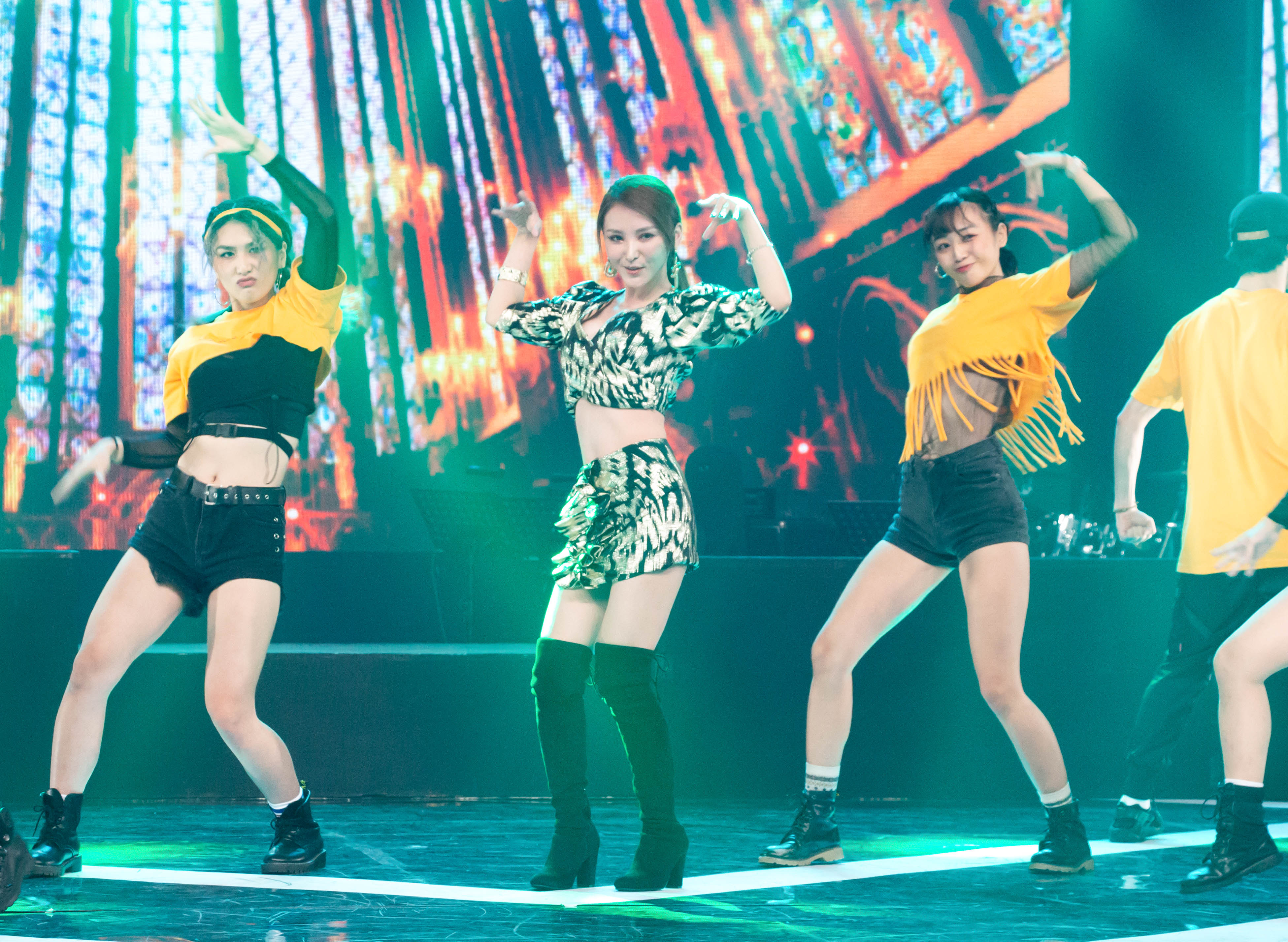 陳子玄（中）自嘲肢體障礙，在躲廁所練舞不敢跟兒子看到。（三立提供）