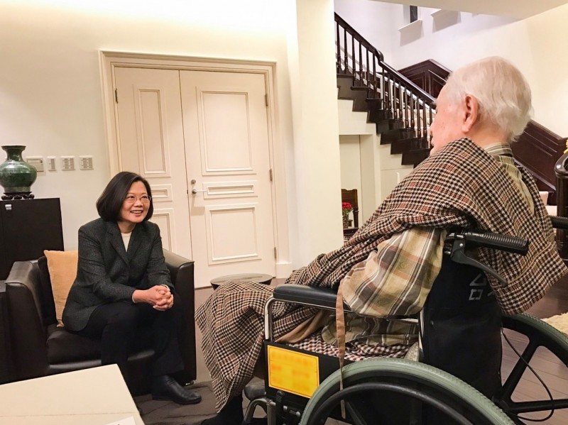 蔡英文昨至翠山莊向李前總統祝壽和拜年。(翻攝自蔡英文臉書)