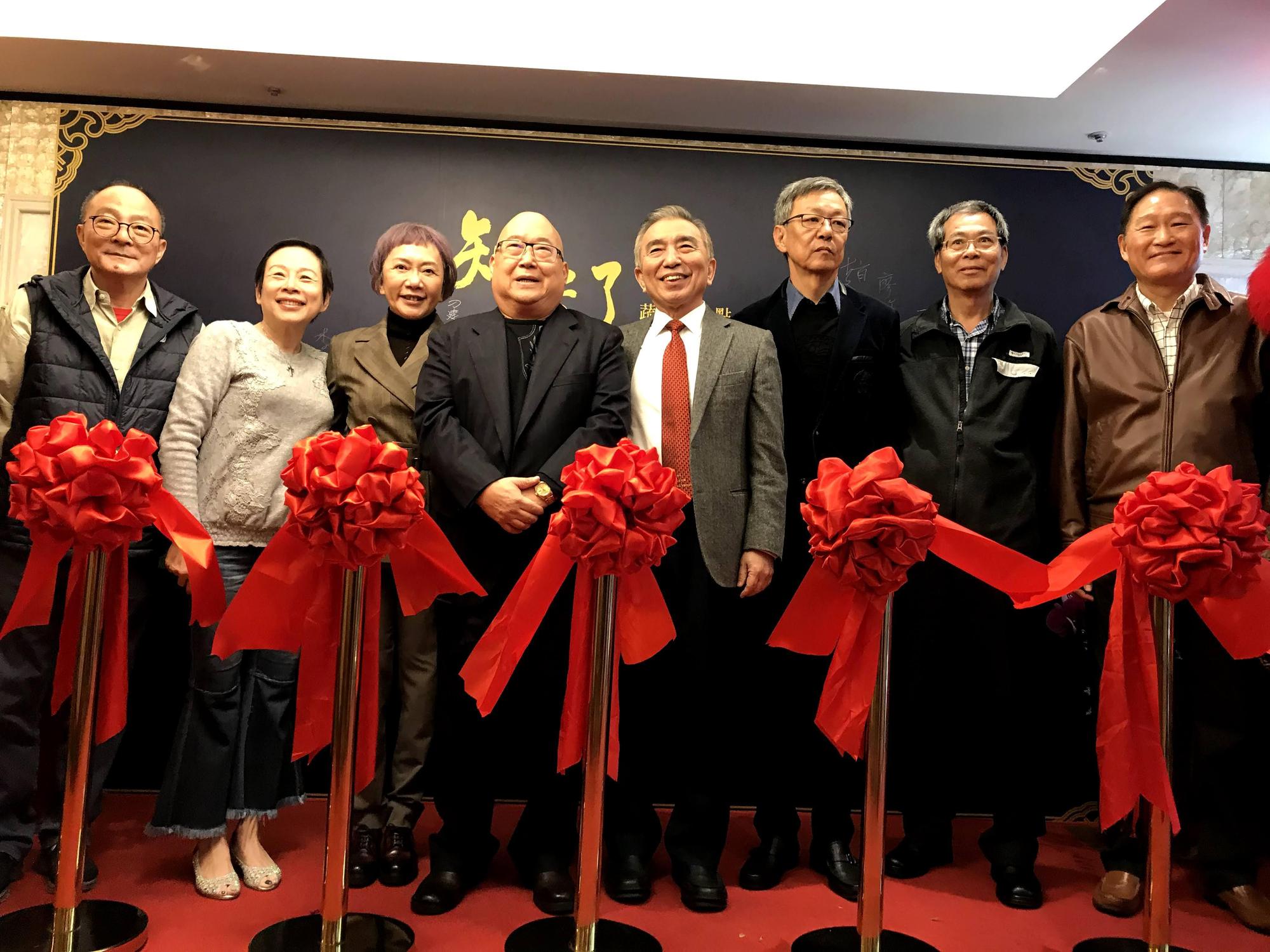 前警大校長刁建生（右4）為蔬食業者餐廳開幕剪綵。（翻攝畫面）