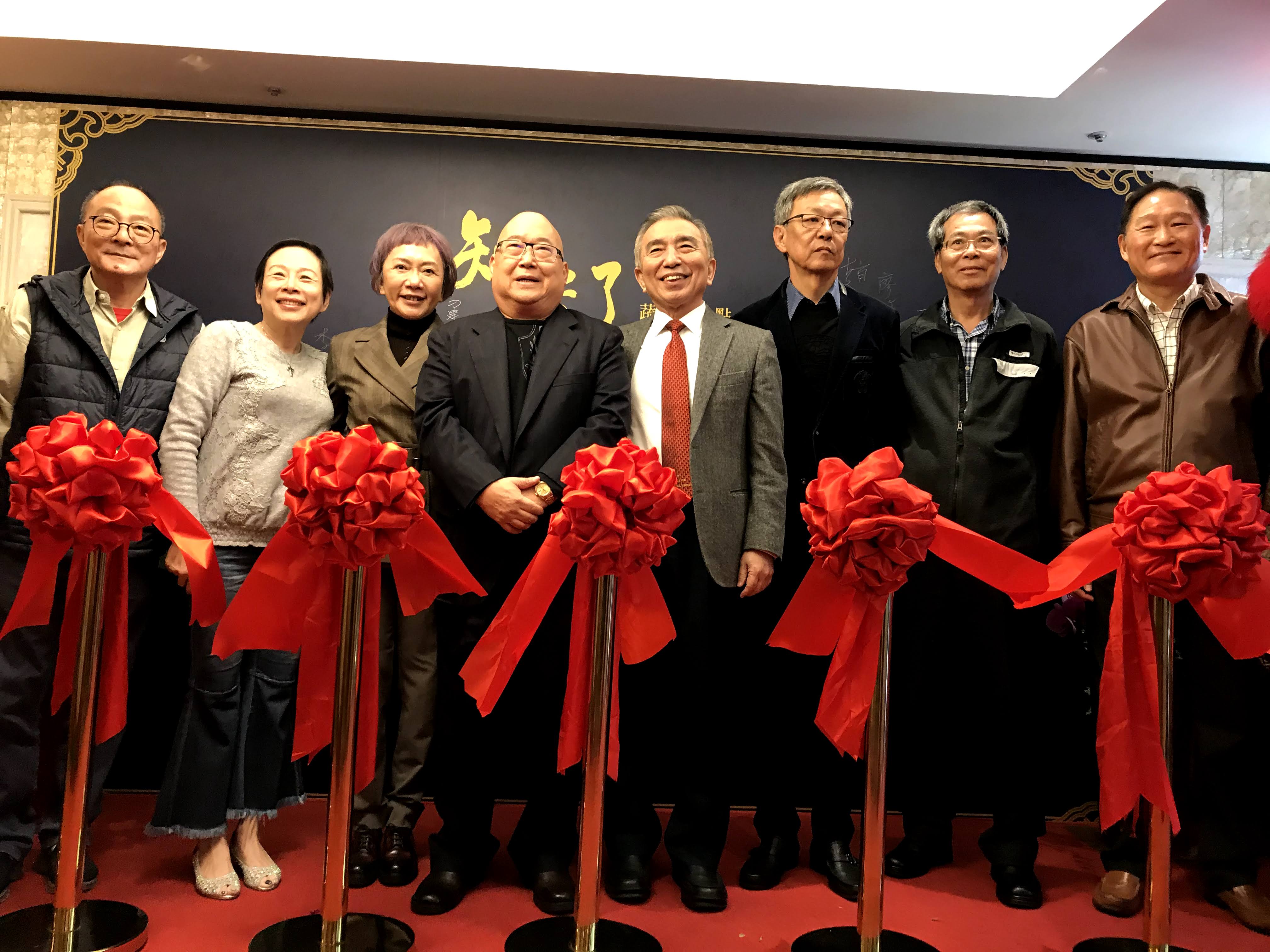 前警大校長刁建生（右4）為蔬食業者餐廳開幕剪綵。（翻攝畫面）