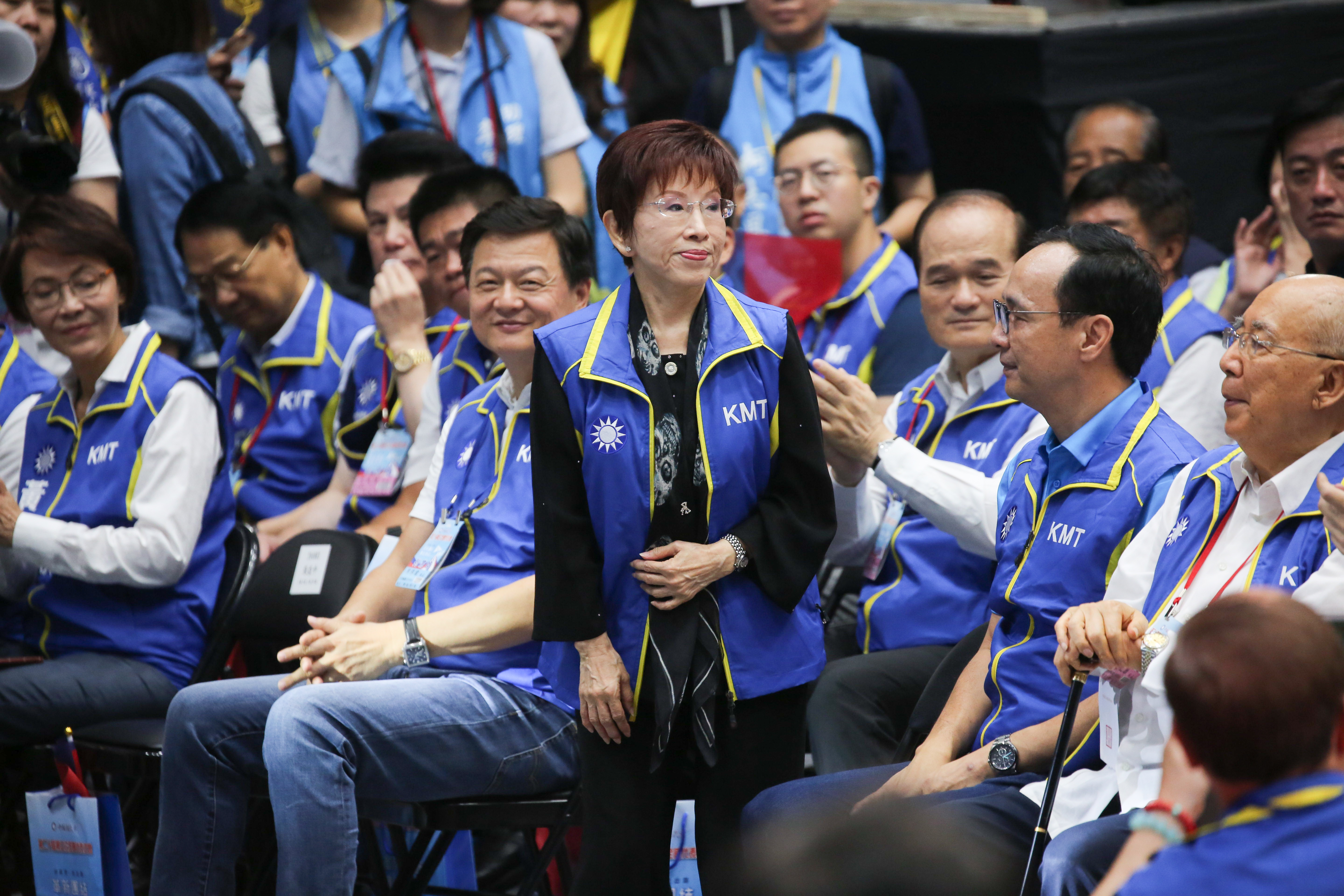 面對外界有人建議國民黨要「去中國化」，洪秀柱強調她完全無法接受，若真的要去中國化，這個黨乾脆解散、走入歷史算了。