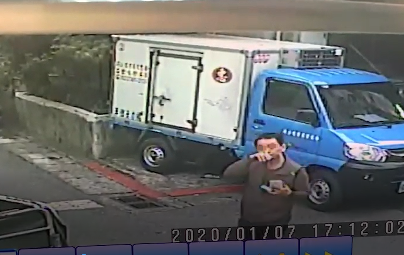 林嫌殺害鄧女後，欲將鄧女的手機丟棄。（翻攝畫面）