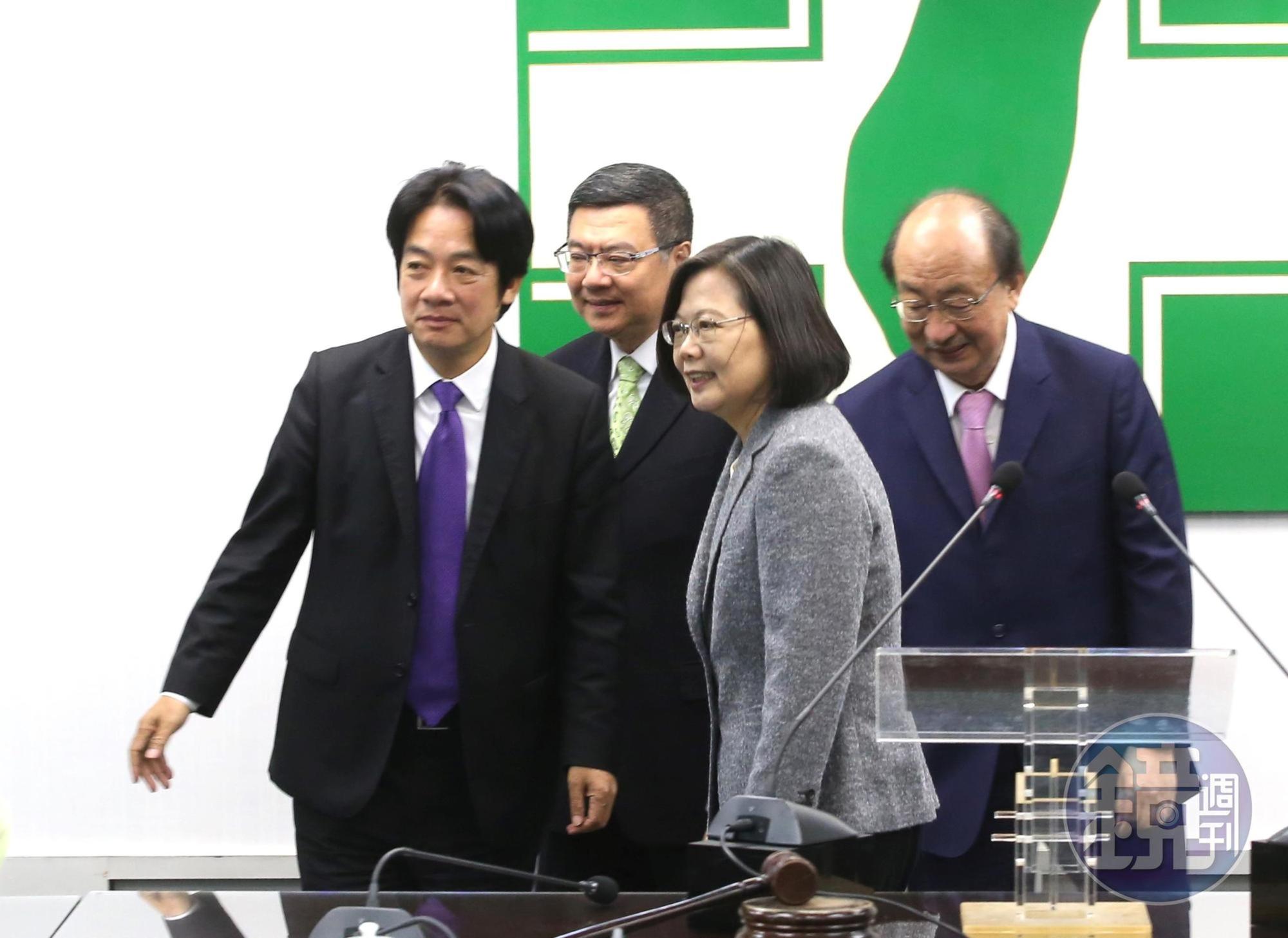 蔡英文（右2）由副總統當選人賴清德（左1）陪同重返黨中央，與黨主席卓榮泰都卸下飛行夾克戰袍，穿上西裝外套。