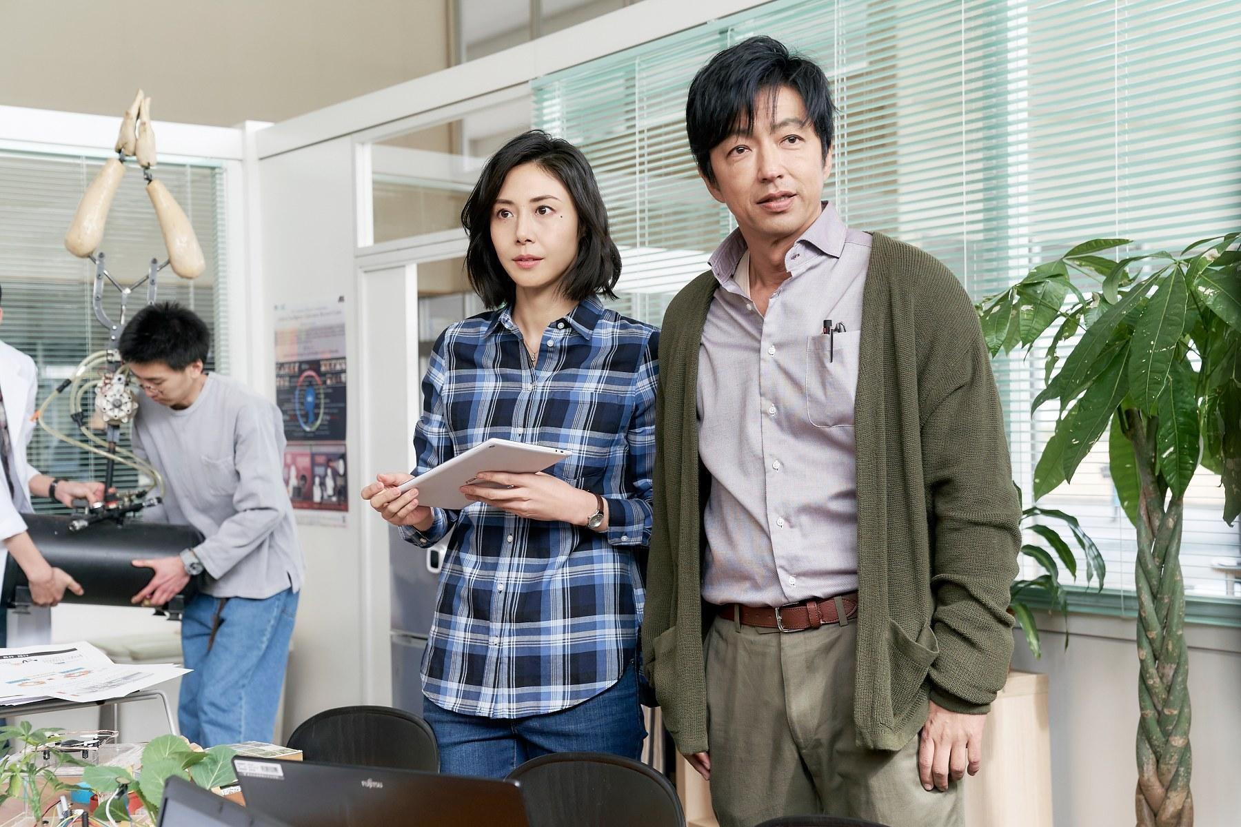 大澤隆夫（右）與松嶋菜菜子在《全境失控》5度合作，卻是首次扮演夫妻。（采昌提供）