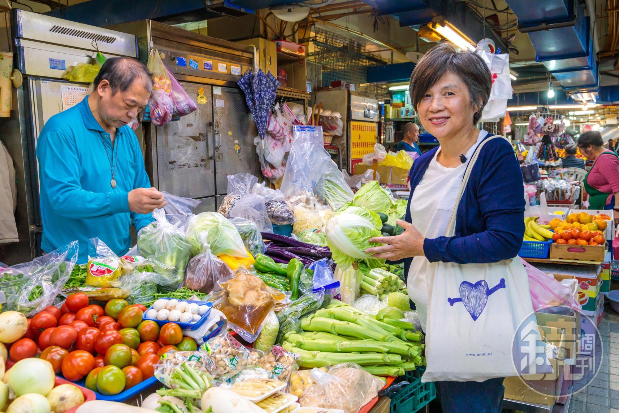 陸莉莉（右）跟「阿榮菜攤」老闆曾欽榮（左）有30年好交情。