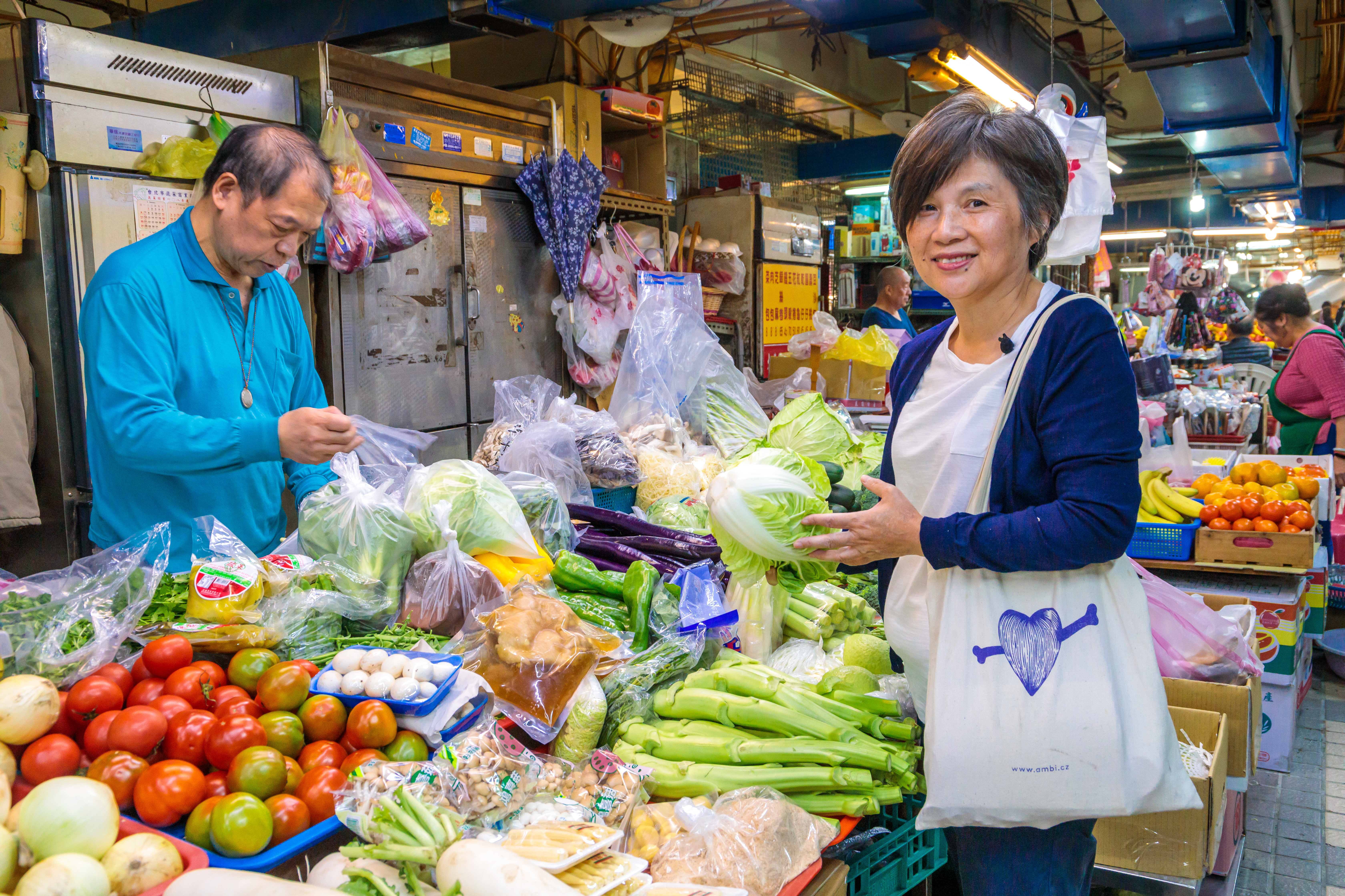 陸莉莉（右）跟「阿榮菜攤」老闆曾欽榮（左）有30年好交情。