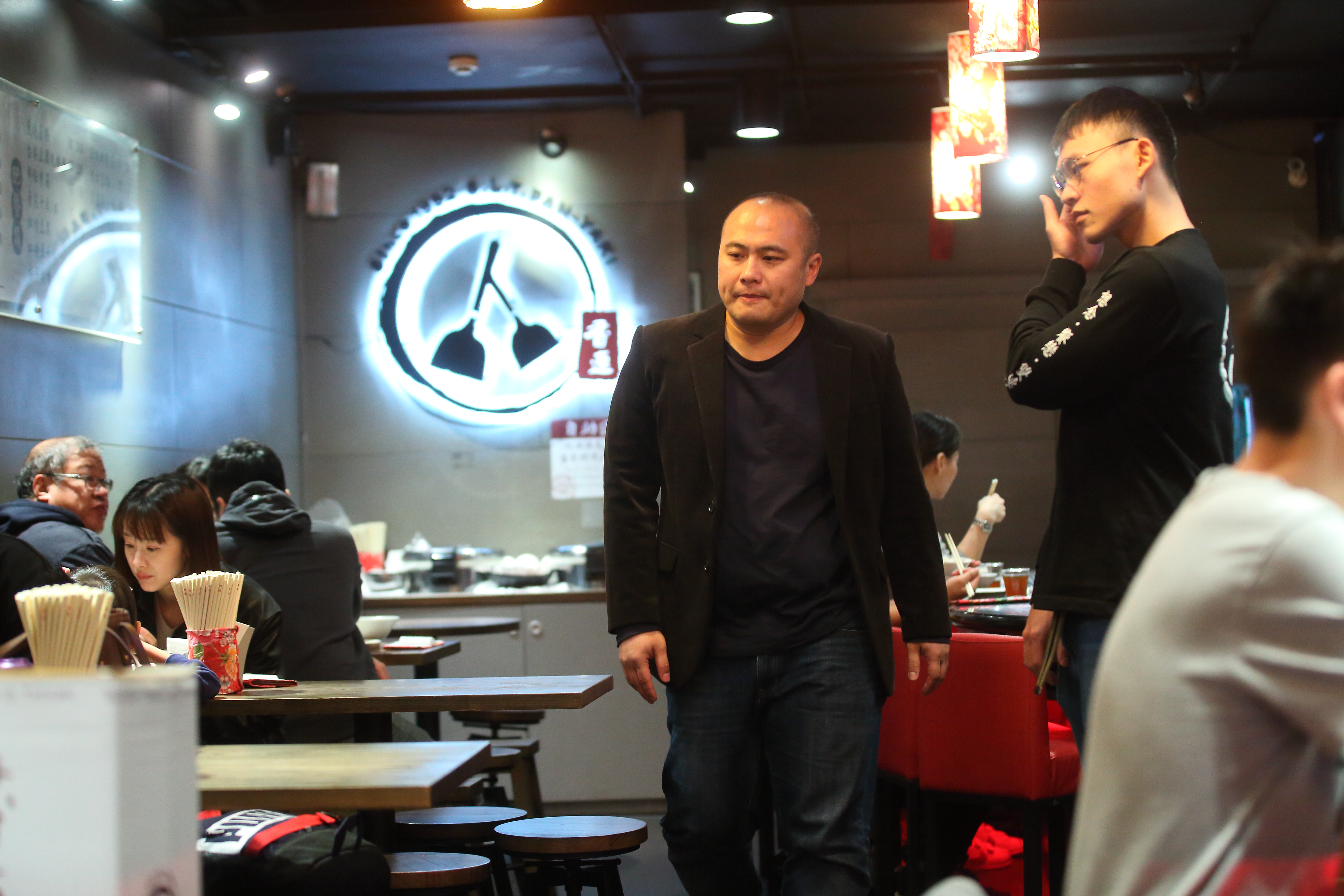 為了幫助負債的家族翻身，潘威達努力讀書，唸到師大餐旅博士，成功拯救瀕臨倒閉的老店。