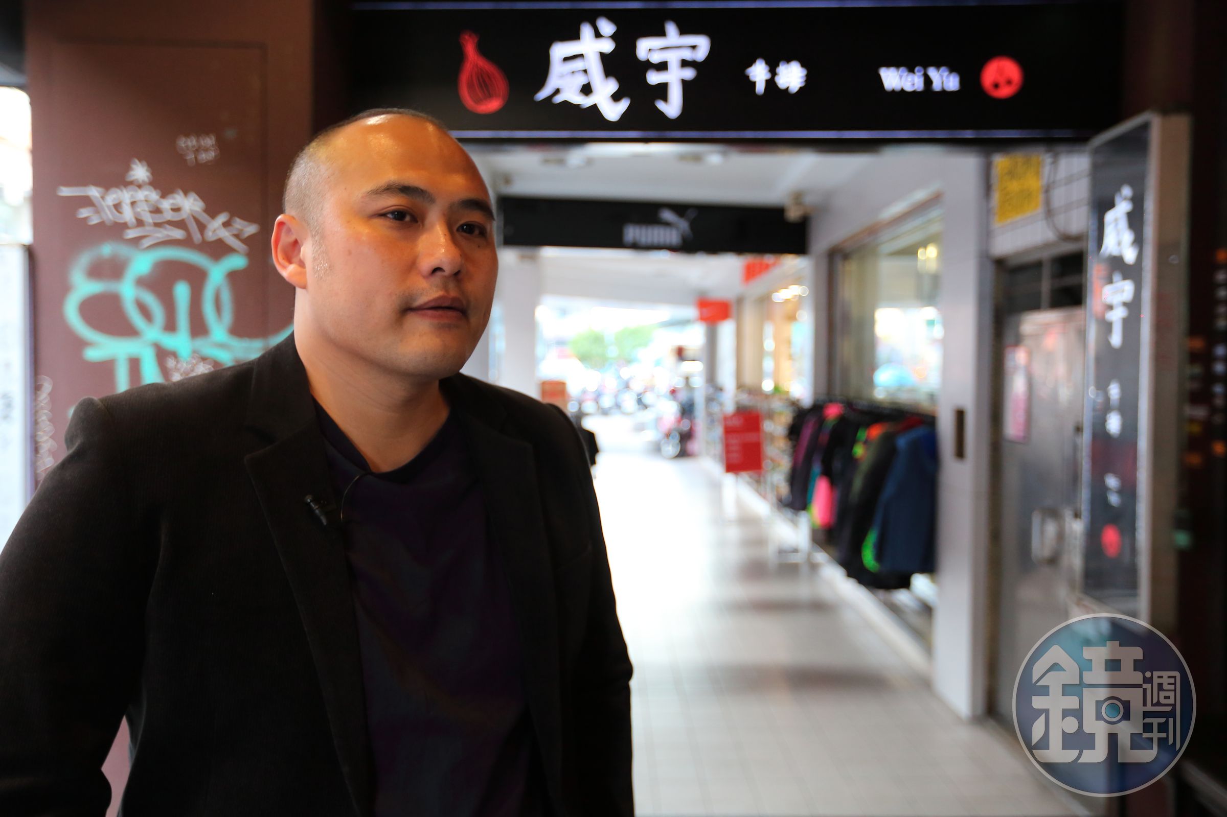 為了紀念過世的弟弟，潘威達以他的名字取名「威宇牛排」。