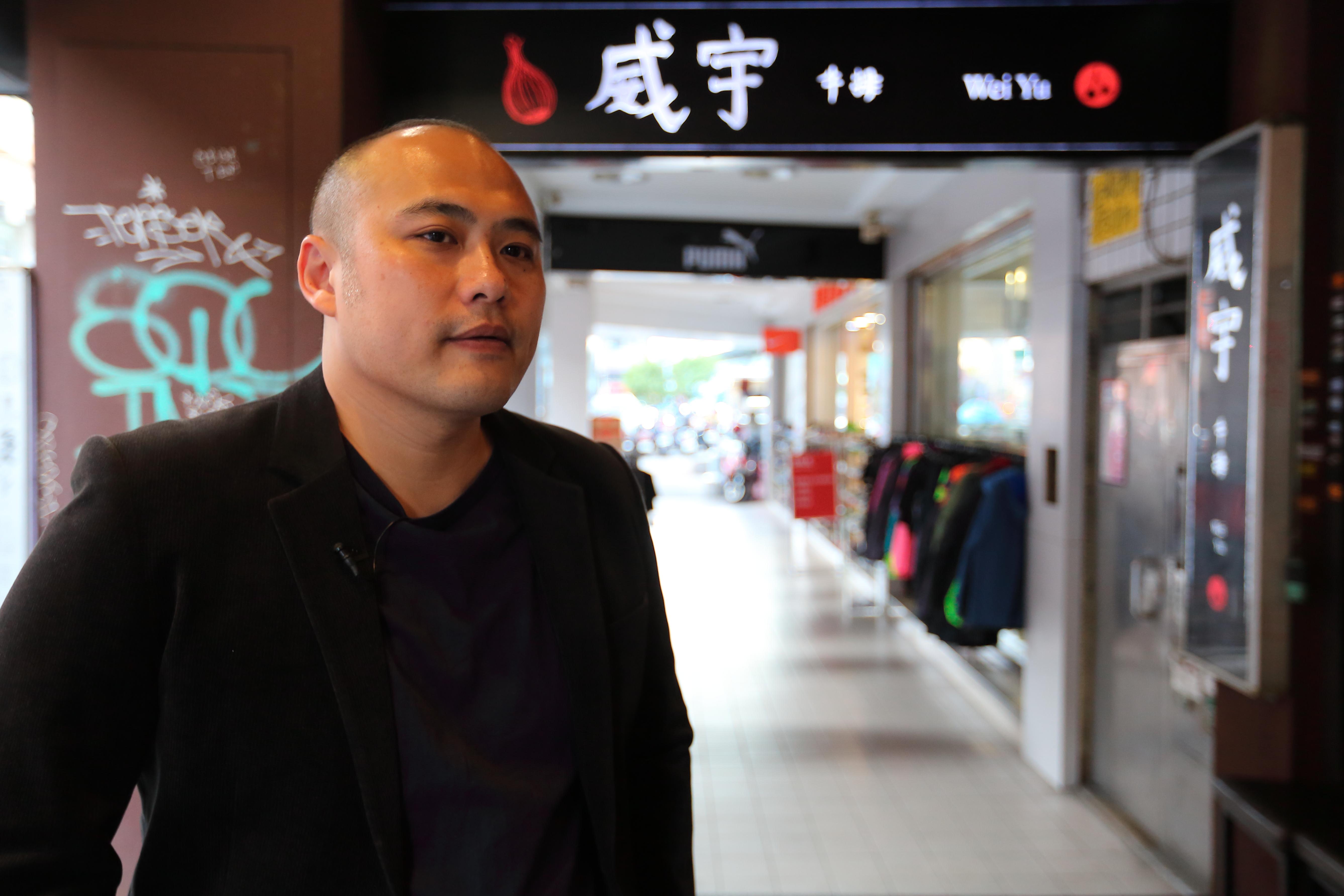 為了紀念過世的弟弟，潘威達以他的名字取名「威宇牛排」。