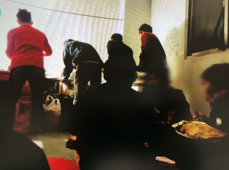 印尼籍移工遭詐騙來台打工卻被剝削，窩在小房間裡以泡麵或吐司果腹。（翻攝畫面）