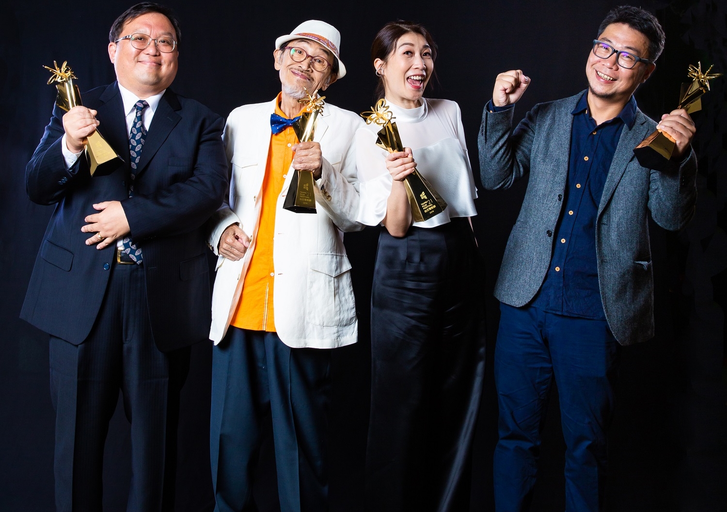 2019台北電影獎最佳劇情長片《老大人》監製唐在揚(左起)、最佳男主角獎小戽斗、最佳女配角獎黃嘉千、導演洪伯豪。(台北電影節提供)