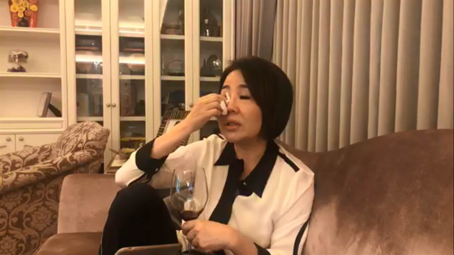 于美人卸下親民黨發言人身分，12日凌晨開直播分享心路歷程，提到被朋友疏遠而淚崩。（翻攝自于美人臉書）
