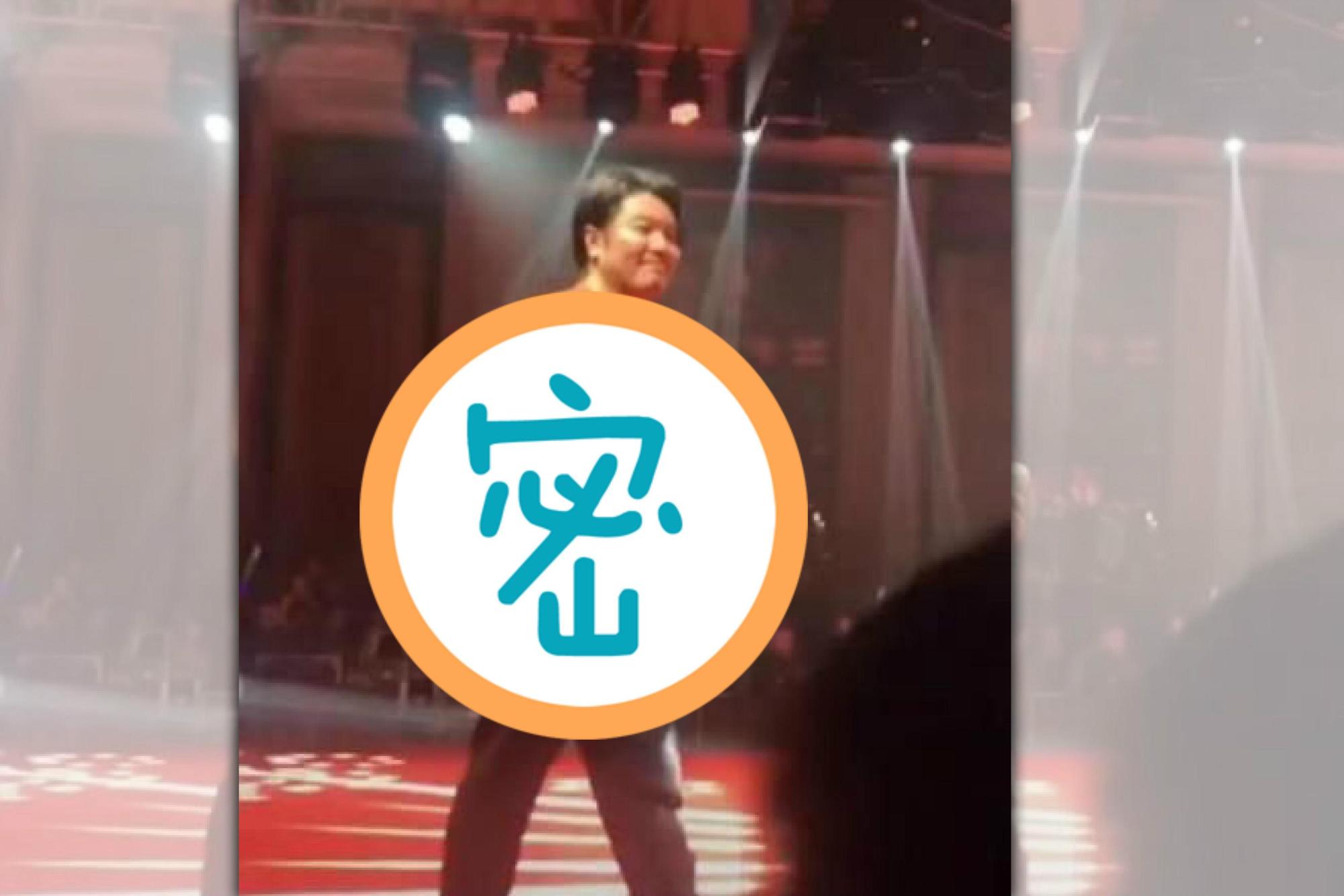 以沙啞唱腔走紅的阿杜,因身穿橘色上衣加上體型發胖走樣,被網友戲稱體態如橘子。(摘自微博)