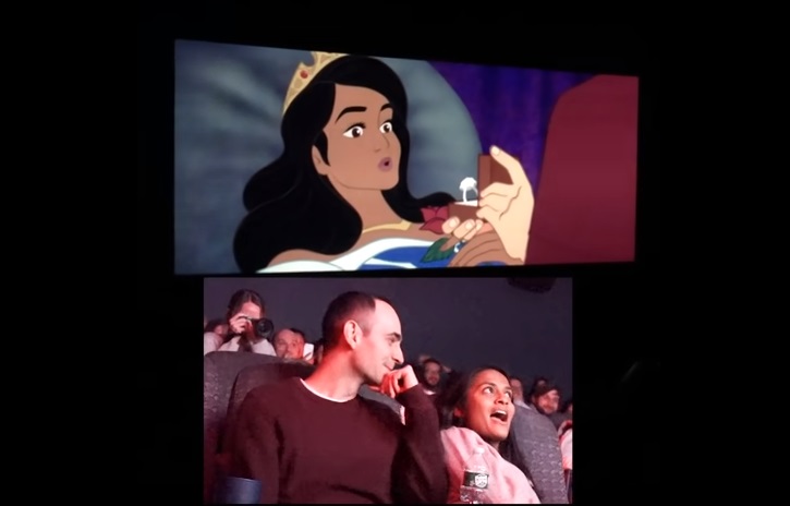 Lee Loechler約女友在電影院看《睡美人》，沒想到是精心策畫的求婚驚喜。（翻攝YouTube頻道：Lee Loechler）