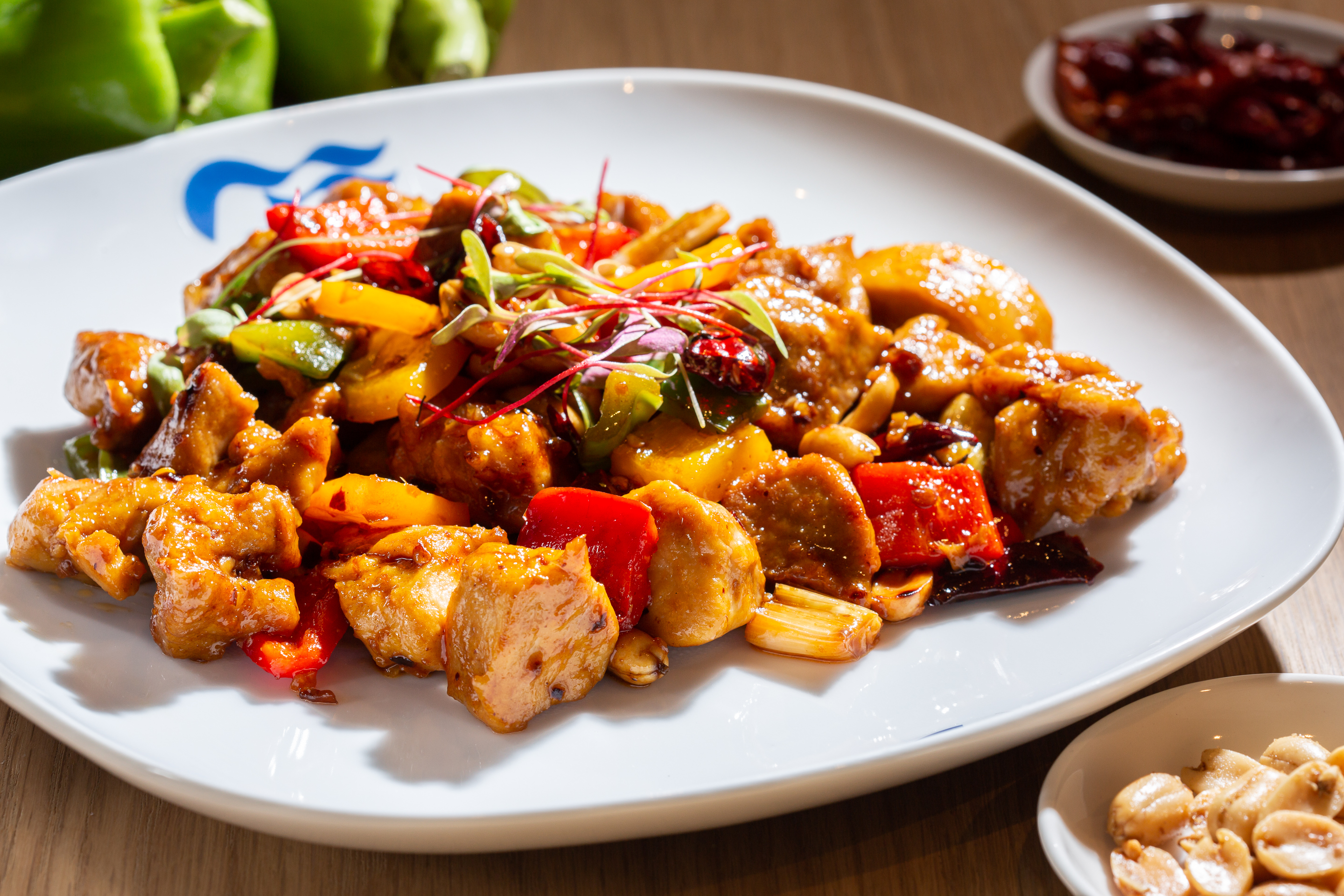 「宮保雞丁」裹上花生香氣，香辣涮嘴，在公主遊輪「盛世公主號」的「晚宴主餐廳」就能品嘗，不需另外付費。