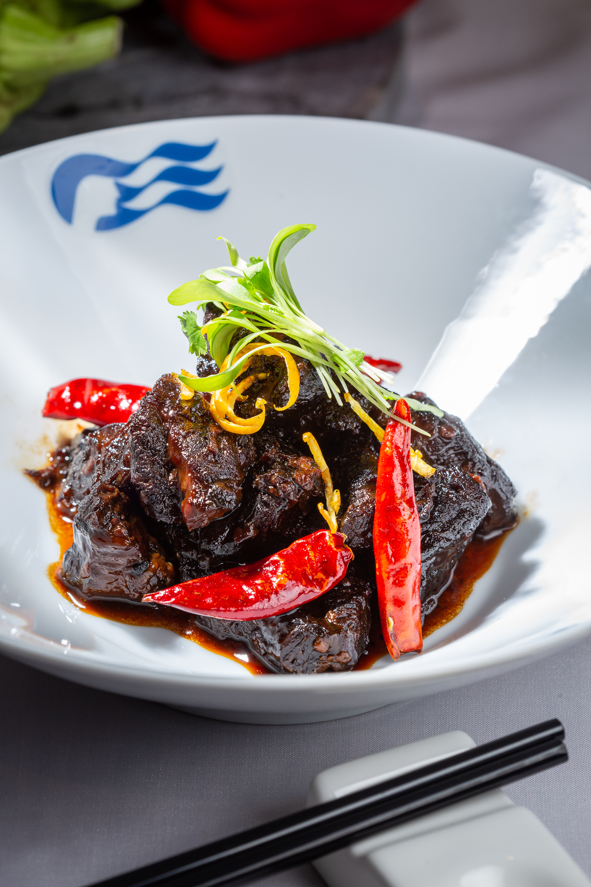 「晚宴主餐廳」供應的「滷牛腱佐陳皮」，非常下飯。