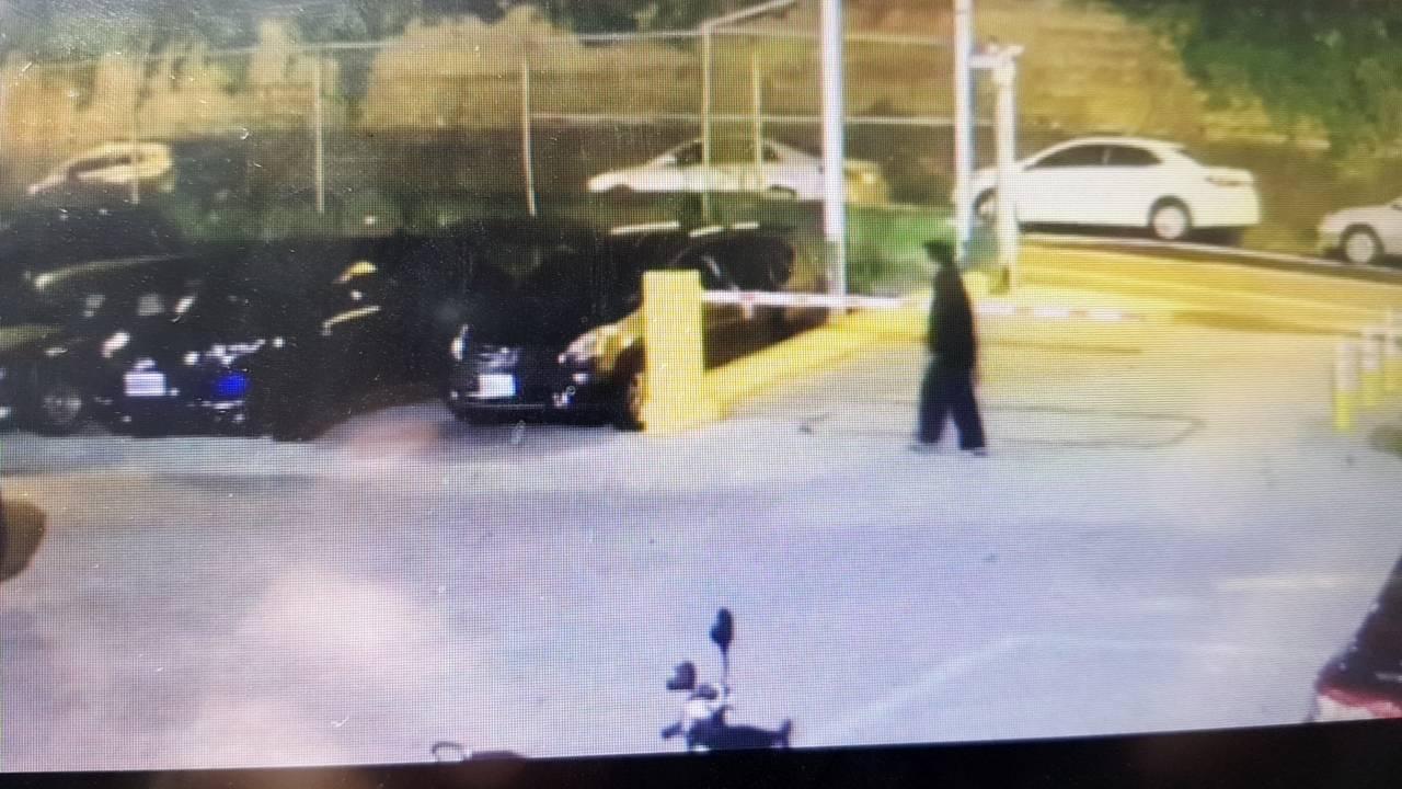 無業張姓男子專在新店區寶高路一帶停車場找尋下手車輛。（翻攝畫面）