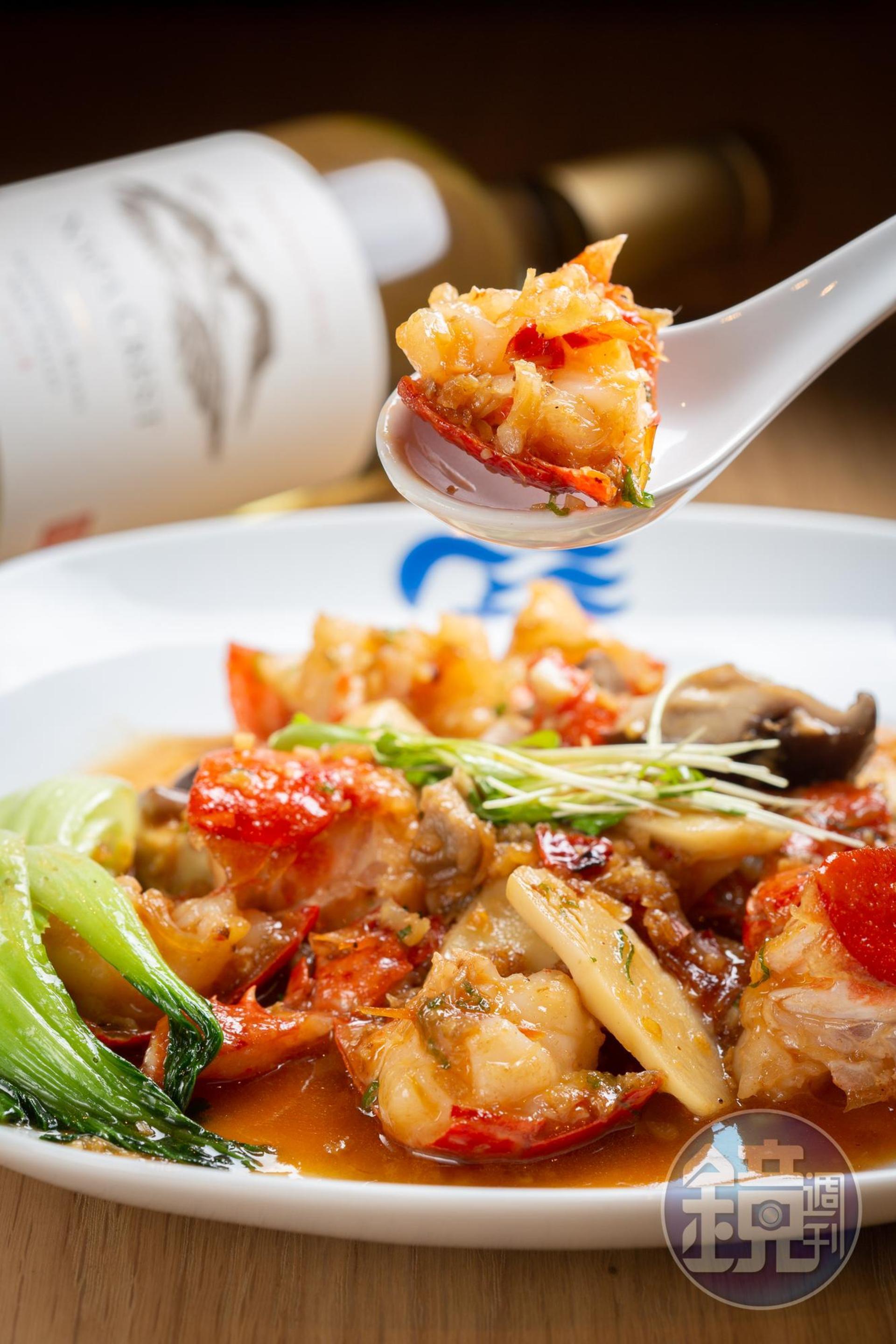 「XO醬炒龍蝦尾」用在船上自製的XO醬拌炒龍蝦，肉質彈牙，佐搭「姚氏酒莊白蘇維濃」（10美金／杯）更顯鮮甜。（觀瀾軒菜色）。