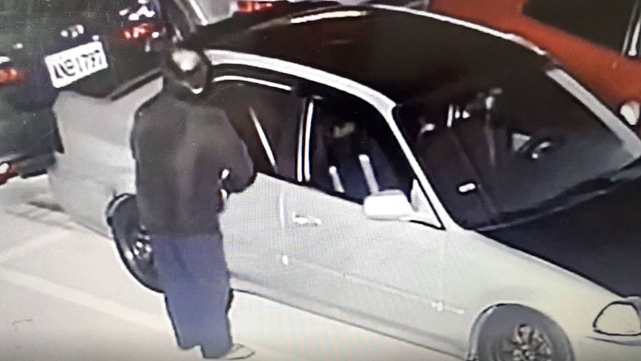 張嫌挑中下手車輛後，就用石頭打破車窗開車門，搜括車內財物。（翻攝畫面）