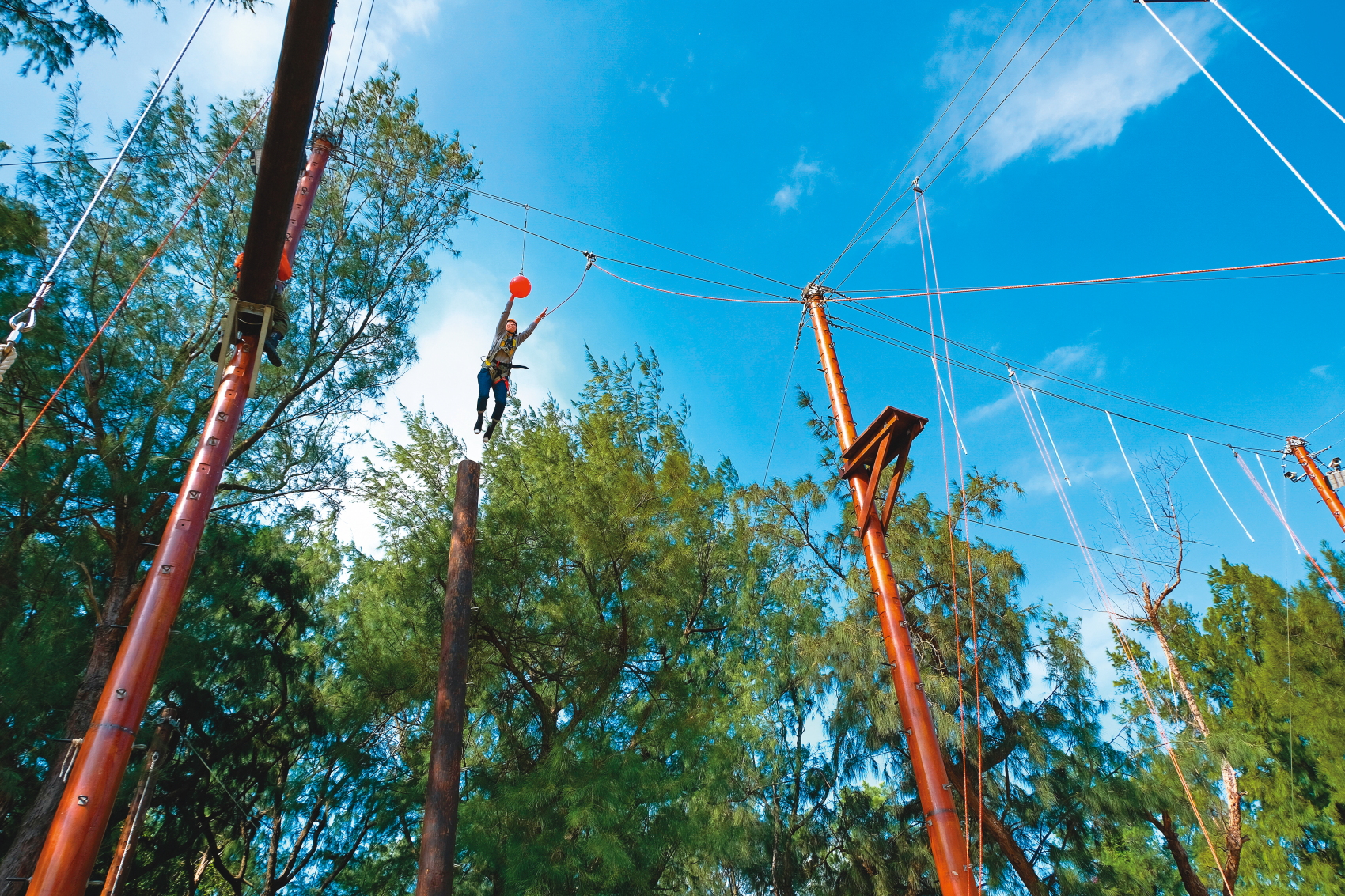 高10公尺的「信心擊球」需要奮不顧身的勇氣才能拍中紅色氣球。