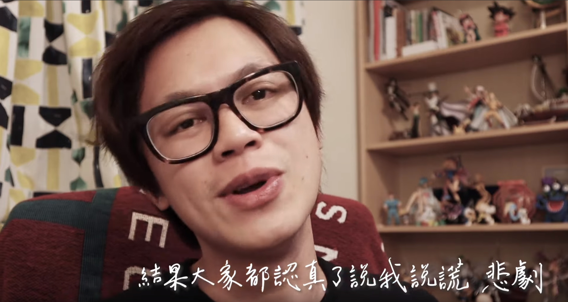 HowHow深夜突然po出40秒短片,用唱饒舌歌的方式宣布「英文指考60分啦!」(翻攝自HowFun YouTube頻道)