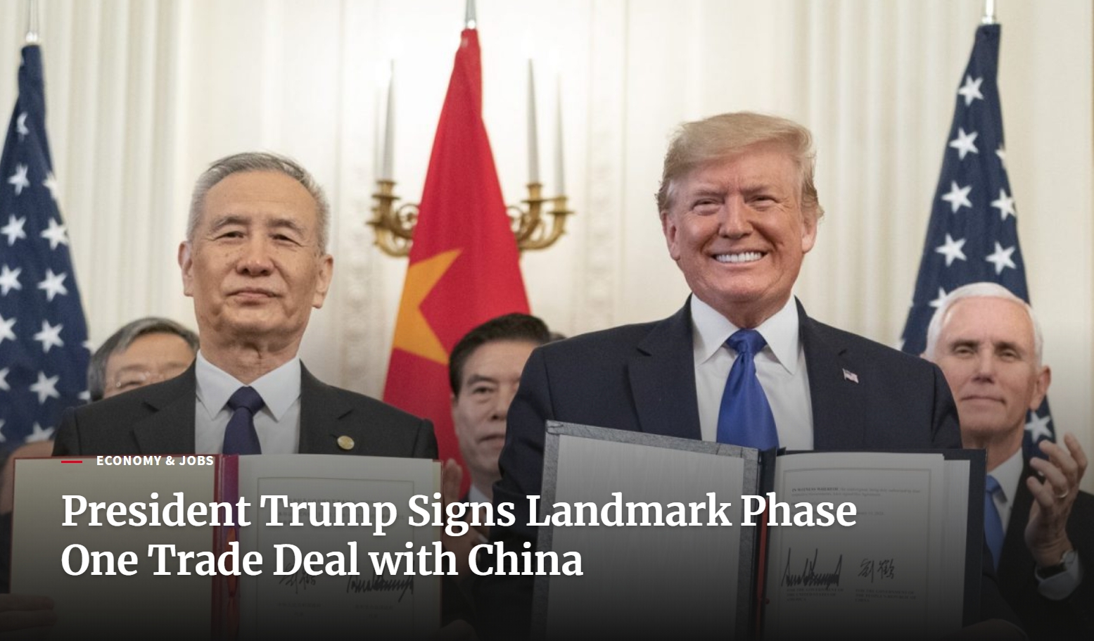 美中終於達成第一階段貿易協議，美國總統川普與中國國務院副總理劉鶴15日在白宮完成簽屬。（翻攝自美國白宮官網）