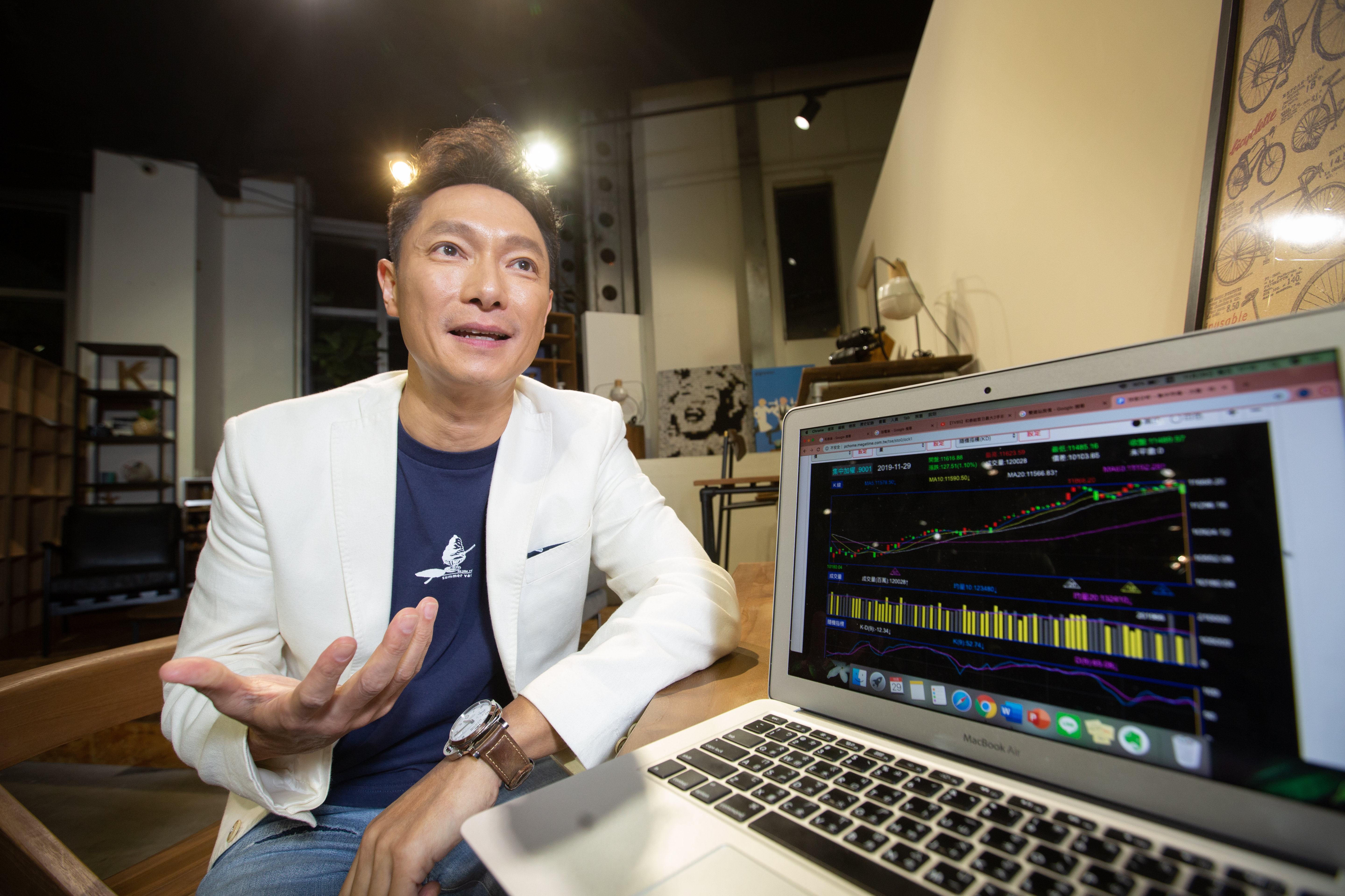 投資副業、股票都有過跌跤經驗，謝祖武說，現在只投資自己「看得懂」的傳產股。