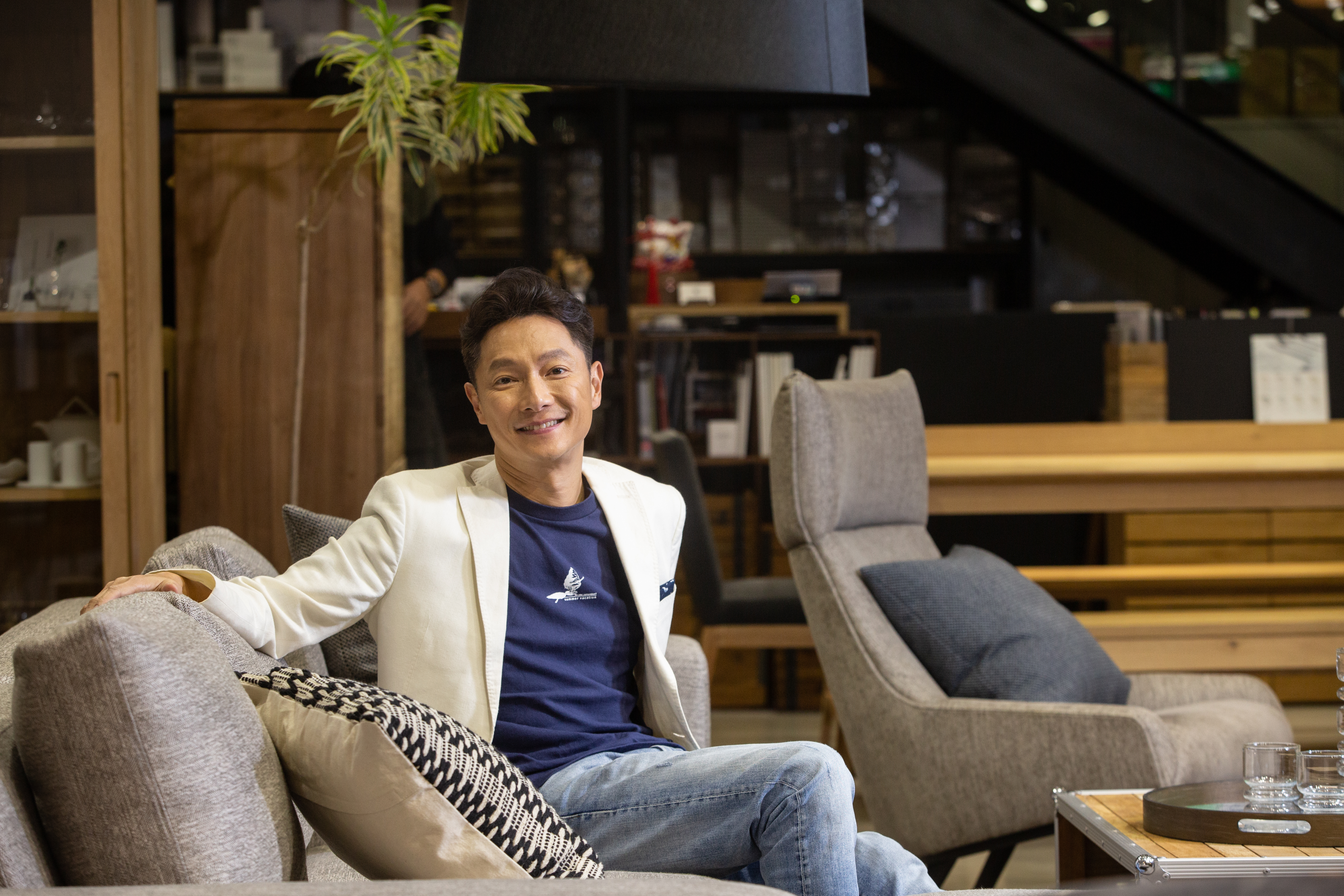 穿著一身白色休閒西裝受訪，在「不老男神」謝祖武身上看不出歲月痕跡。