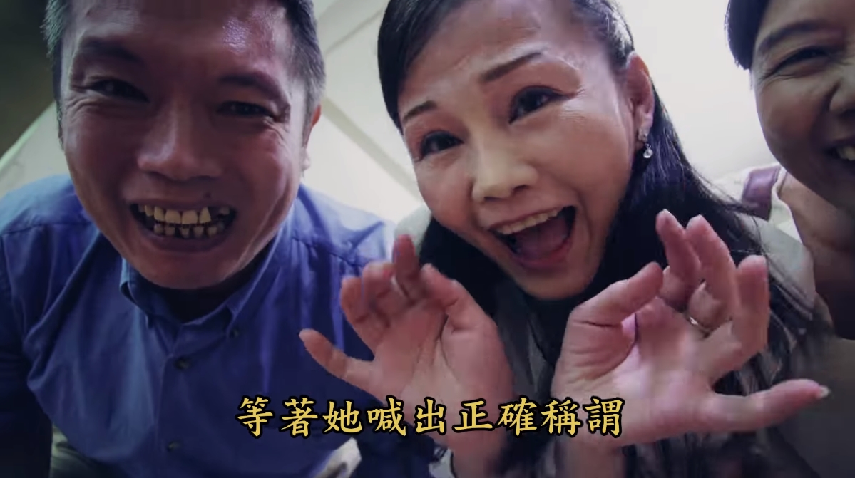 家長應避免用糖果引誘、威脅要把他獨自留下，直到會叫人為止。（翻攝自衛福部影片畫面）