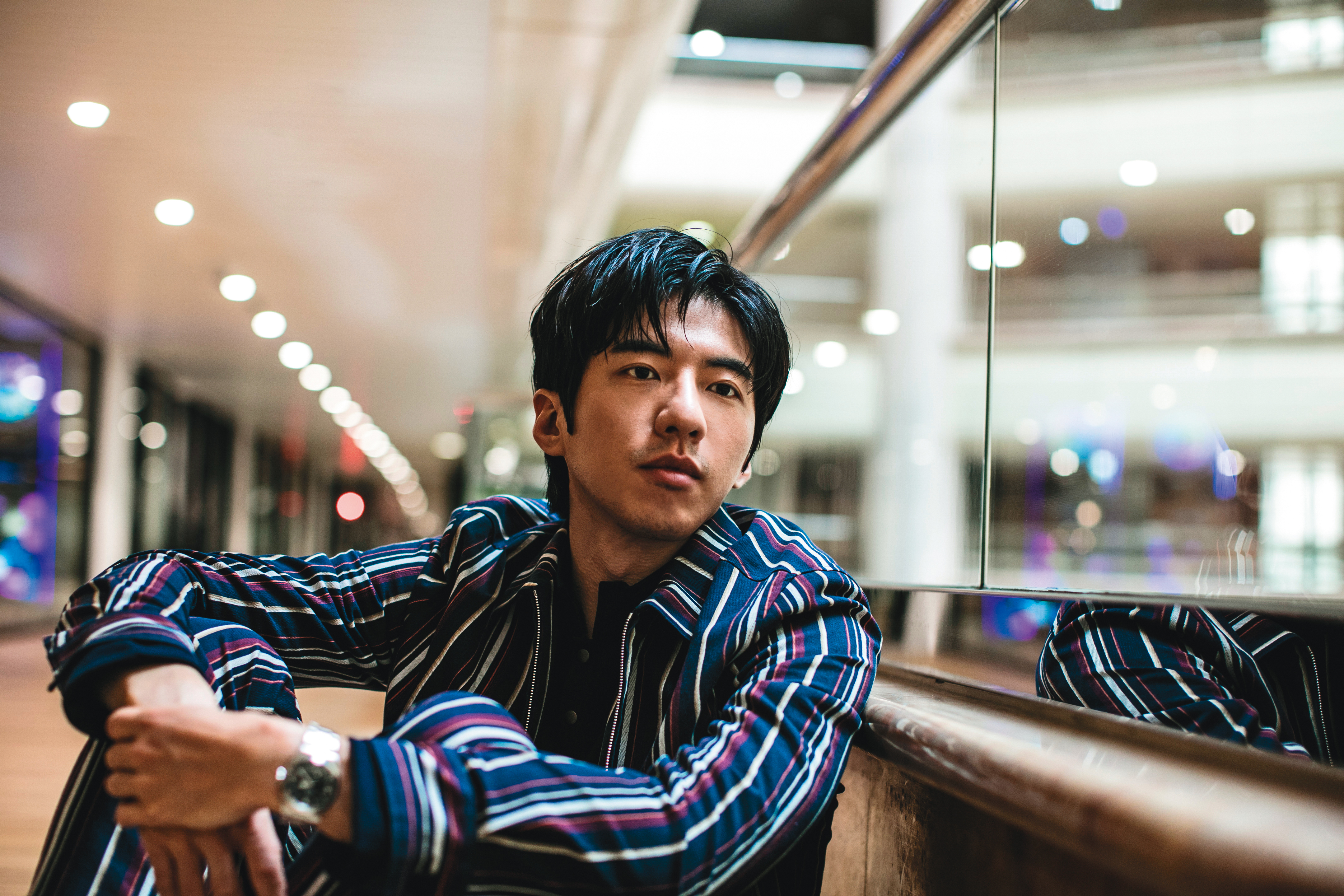 雖然大學時就演出舞台劇，不過那跟後來演戲當然不同，「在鏡頭裡，大家不想要看你表演，大家想要看真實的樣子。」