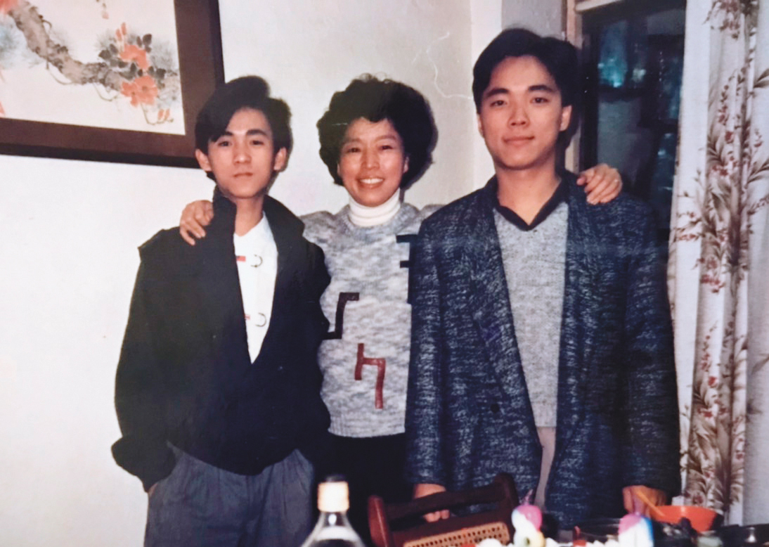 林啟聖（右）是家中長子，他自爆高中時太頑皮，曾被退學。（林啟聖提供）