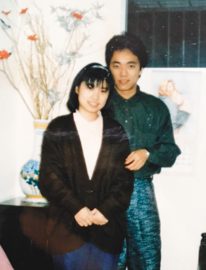 林啟聖（右）大二時與妻子（左）奉子成婚。（林啟聖提供）