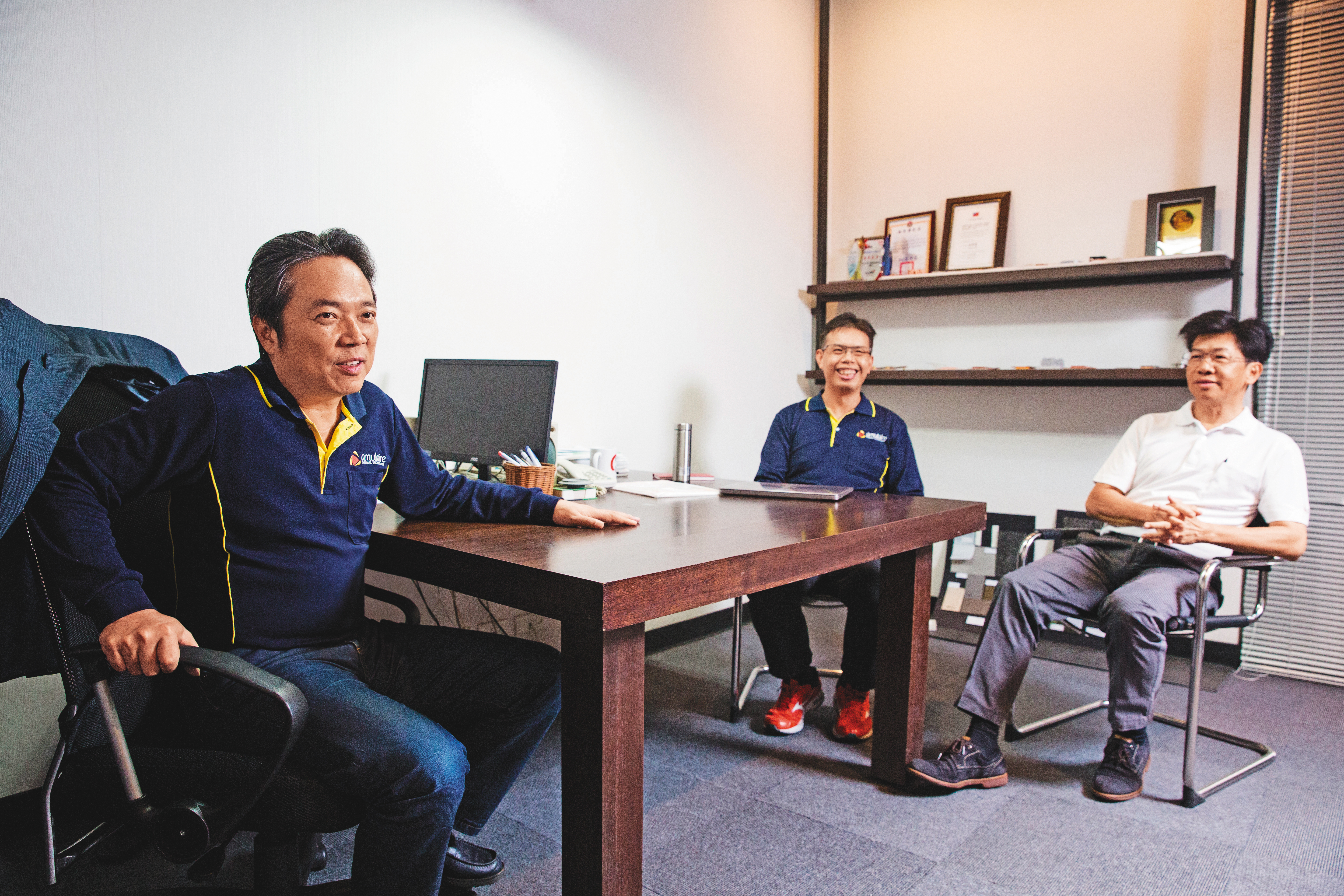 為了建構團隊，林啟聖（左）到台大攻讀EMBA，念書兼獵人頭，艾姆勒有近10位高階主管，都是他的同學。