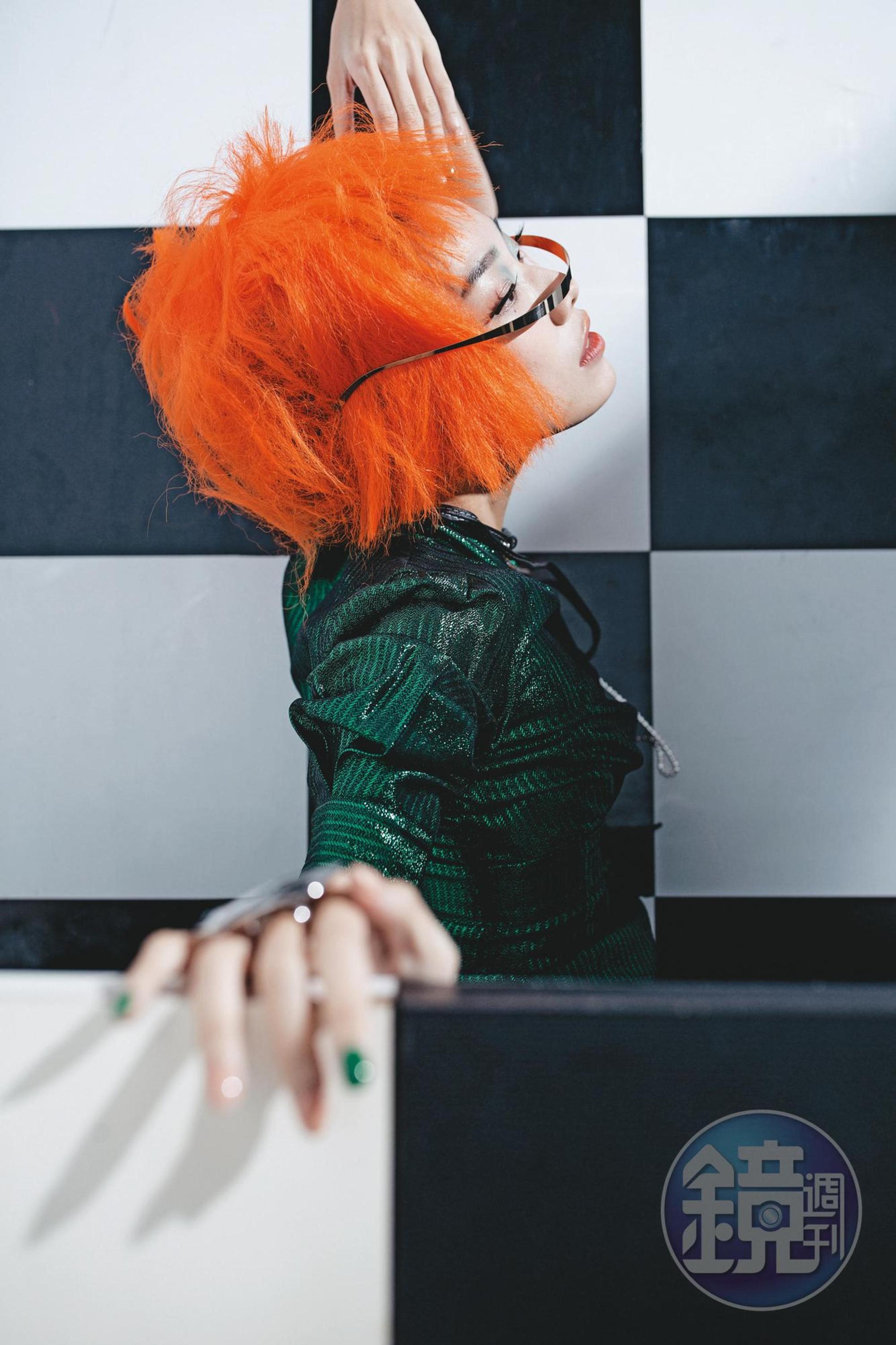 綠色深V洋裝NT$12,750 by maje；studio 11.1系列面部飾品NT$10,120 by MYKITA；黑色皮革飾鑽配飾項鍊NT$21,000 by LOEWE；銀色不規則黃銅戒指 價格店洽 by LOEWE