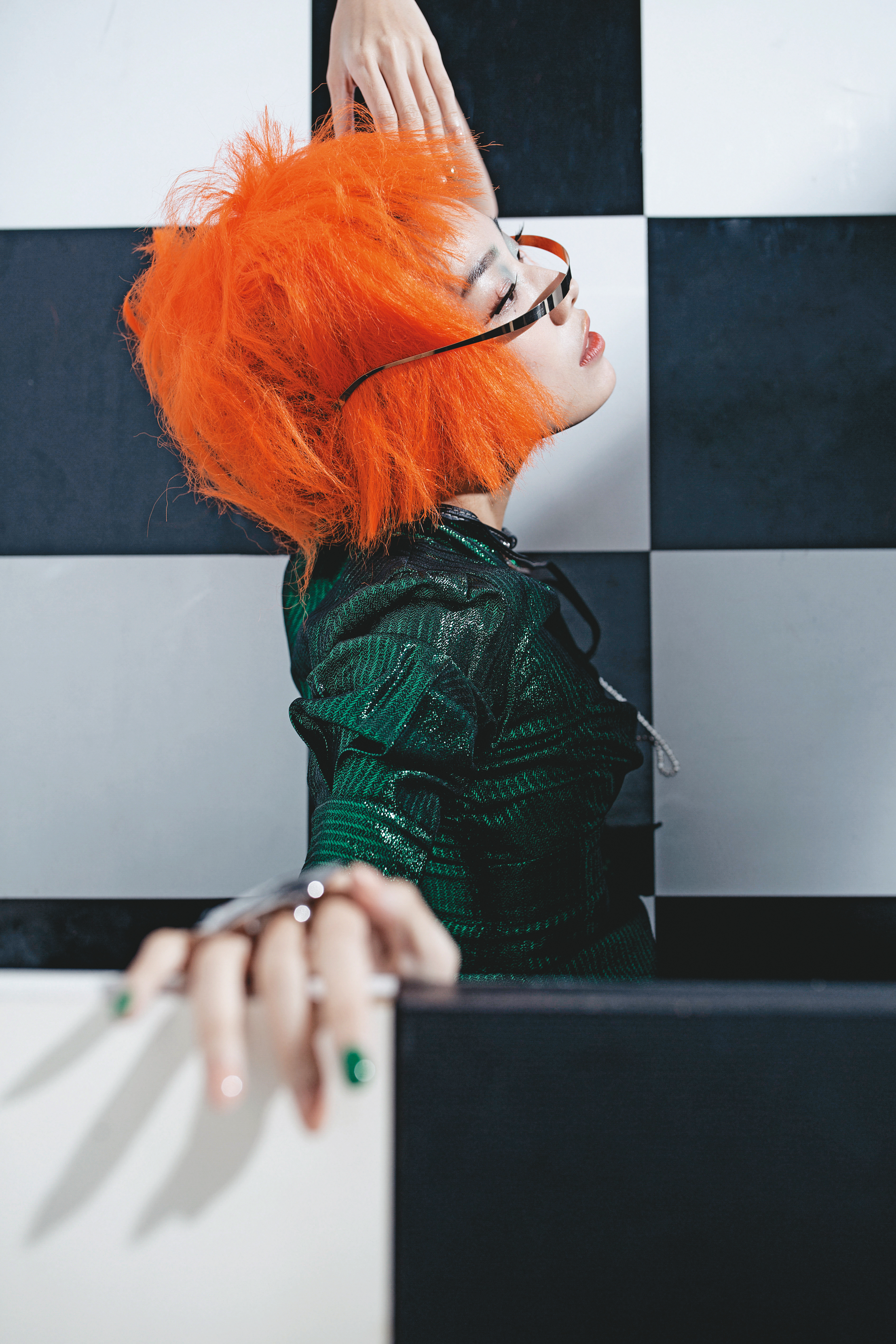 綠色深V洋裝NT$12,750 by maje;studio 11.1系列面部飾品NT$10,120 by MYKITA;黑色皮革飾鑽配飾項鍊NT$21,000 by LOEWE;銀色不規則黃銅戒指 價格店洽 by LOEWE
