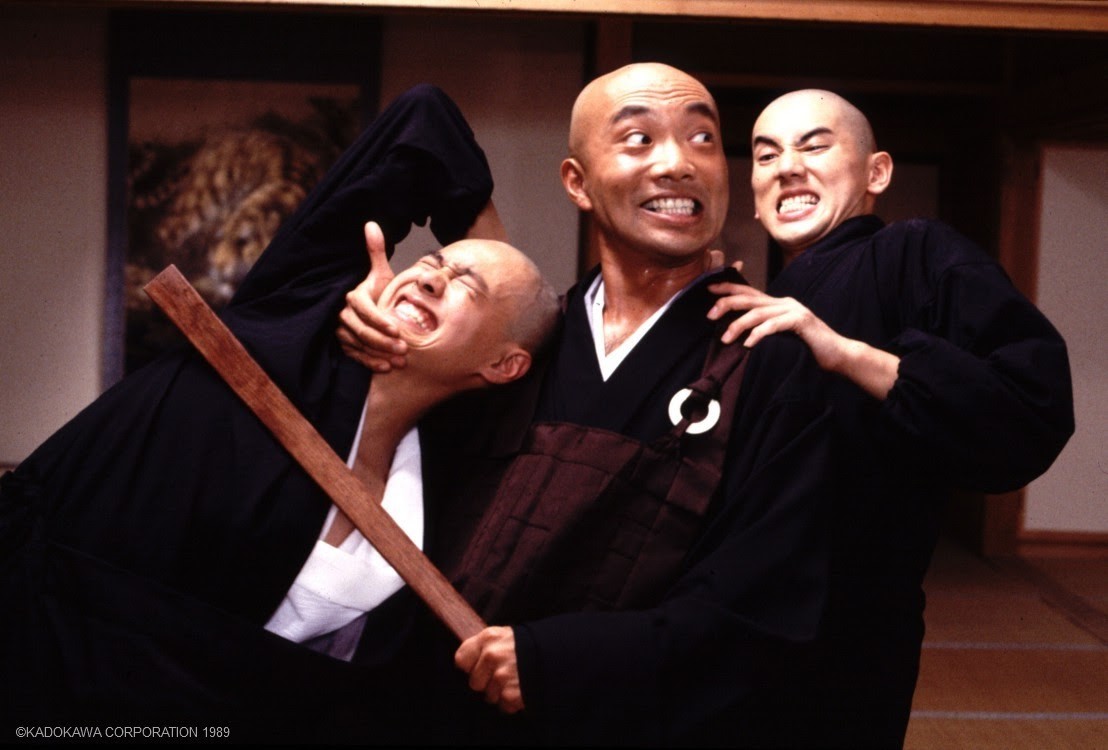 竹中直人(右二)的演出生動有趣,從《五個光頭的少年》便成為周防正行的班底演員。(金馬執委會提供)