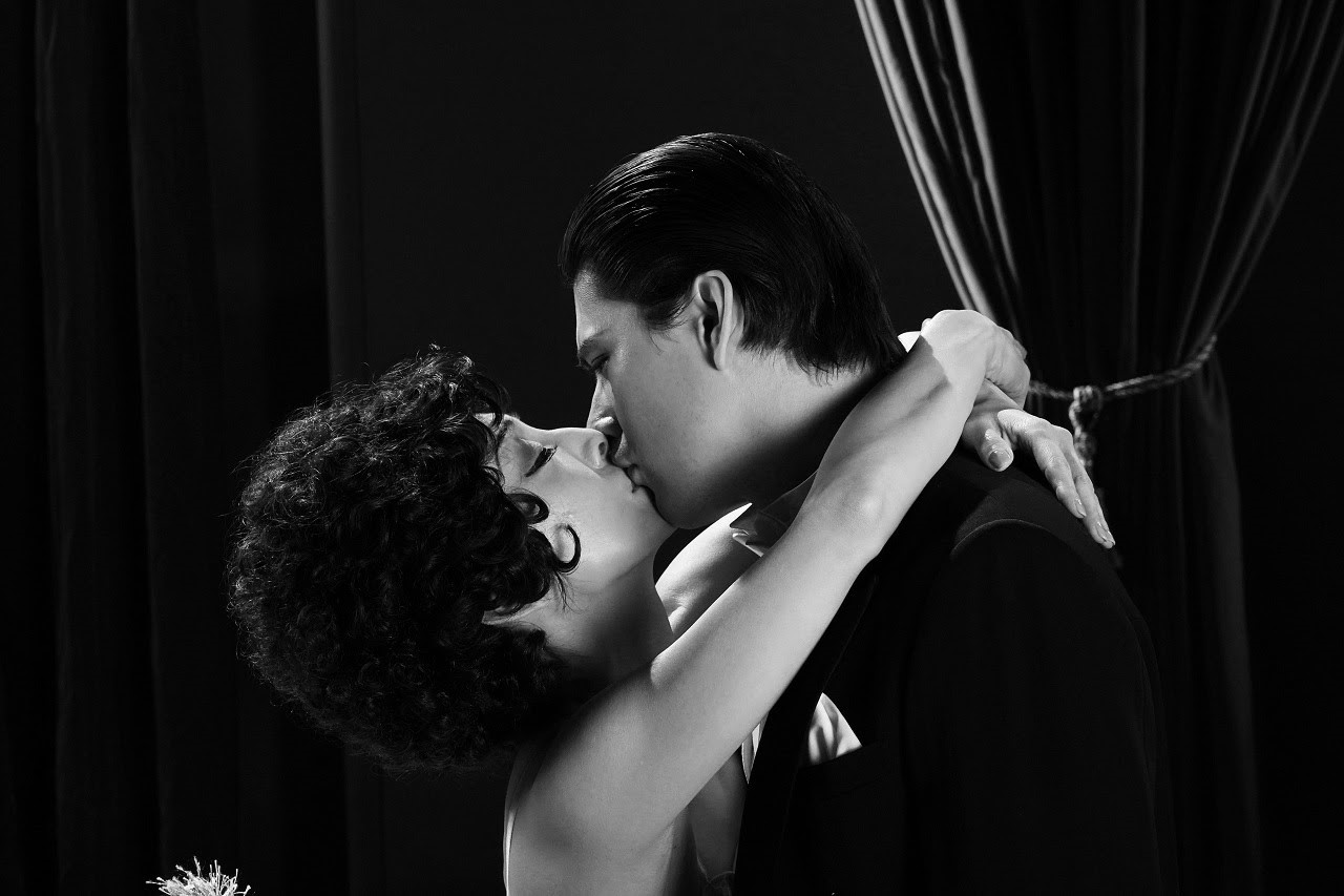 為了做出相當於老片效果的畫面，周防正行從拍攝角度、鏡頭轉換到服裝布景等，都依樣畫葫蘆重新拍攝。 （翻攝自twipu.com）