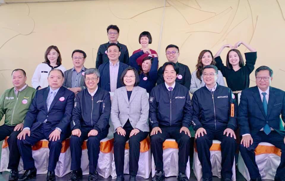 餐會結束前，各地輔選人員分批與蔡英文、賴清德合照。（翻攝新北市議員戴瑋珊臉書）